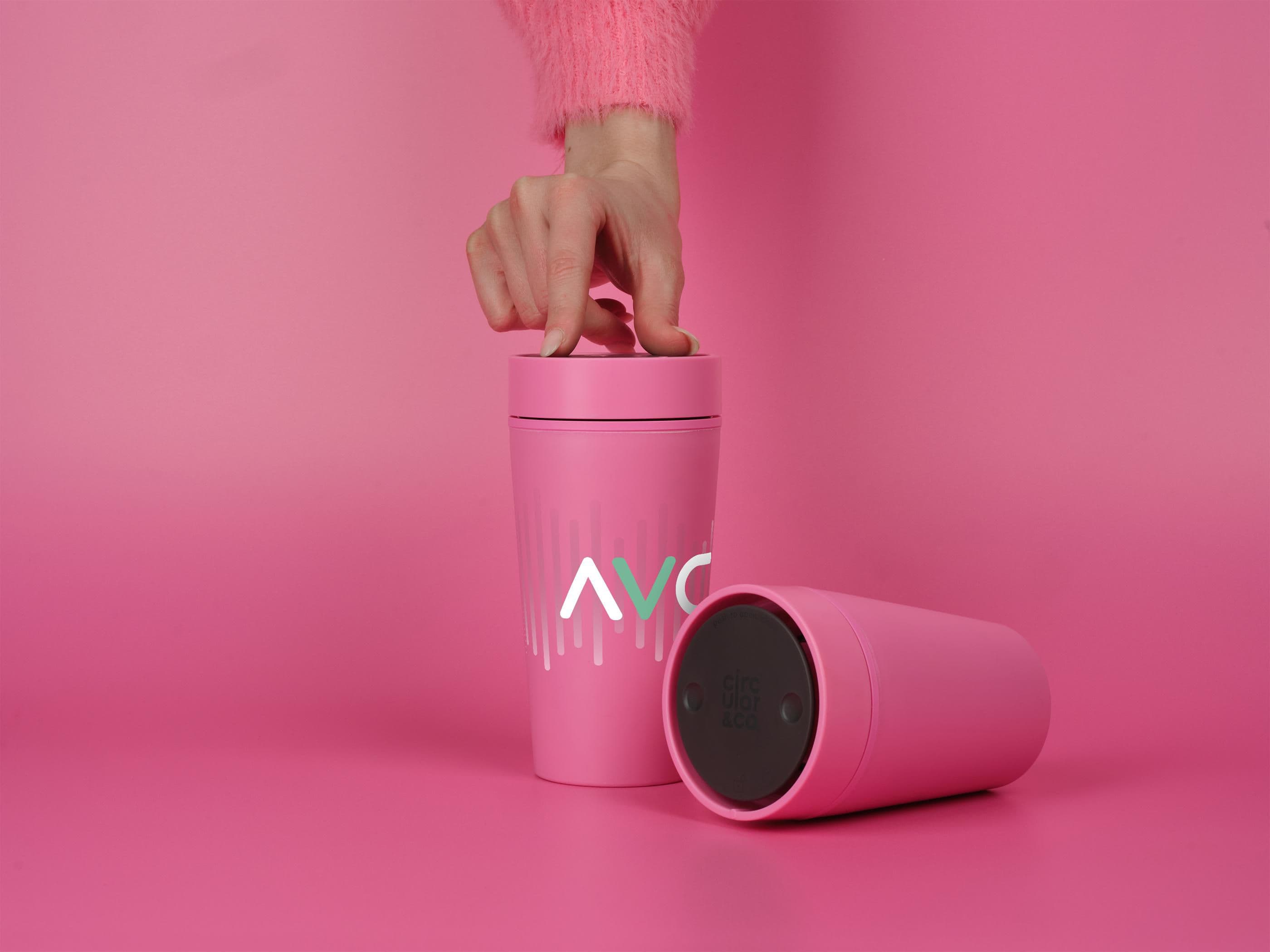 Mug Circular&Co Bubblegum café recyclé 340 ml en situation