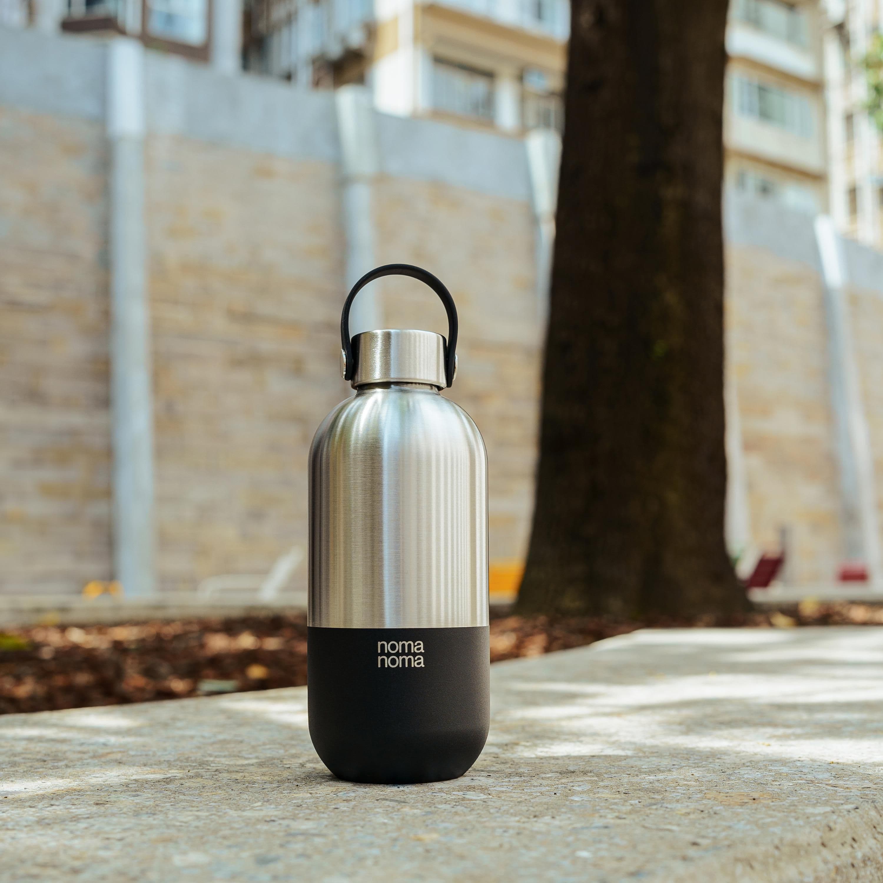 Bouteille thermos en acier recyclé Noma 750 ml en situation