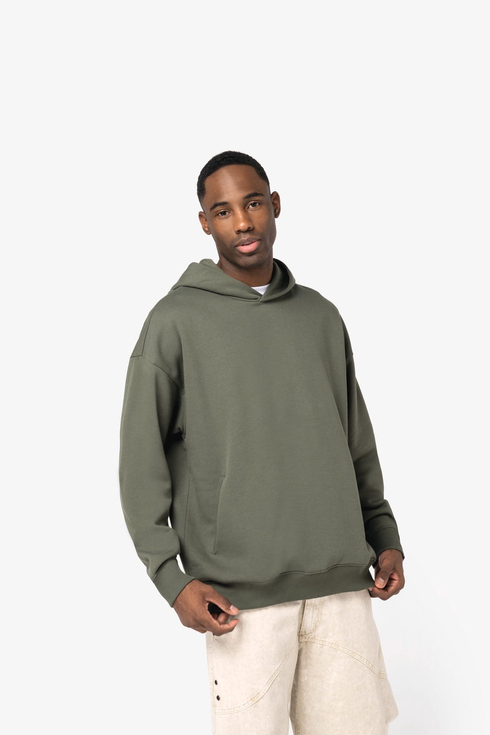 Sweat-shirt écoresponsable à capuche oversize unisexe en situation