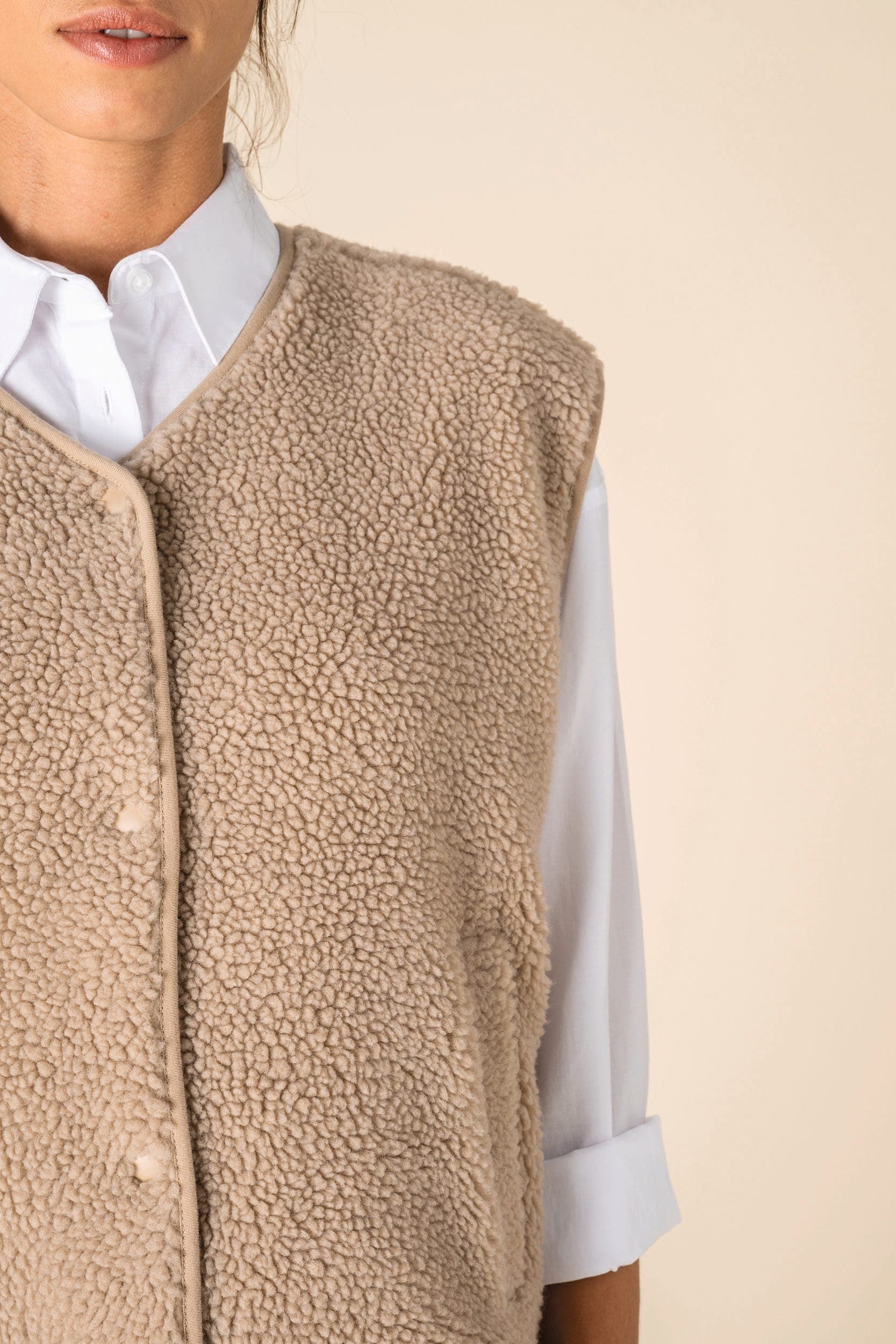 Veste sans manches en sherpa femme en situation