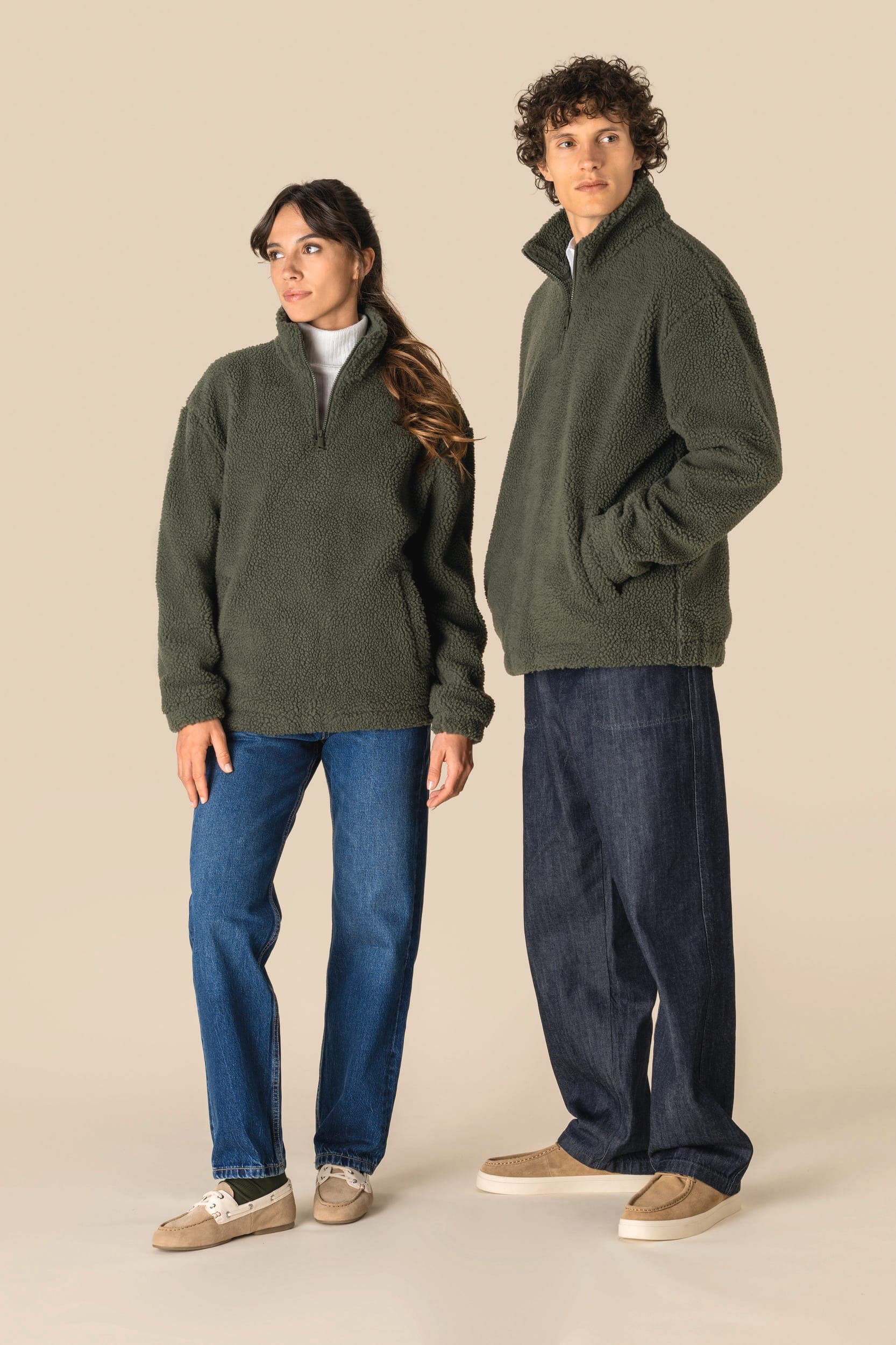 Sweat-shirt 1/4 zip à épaules tombantes en sherpa unisexe en situation