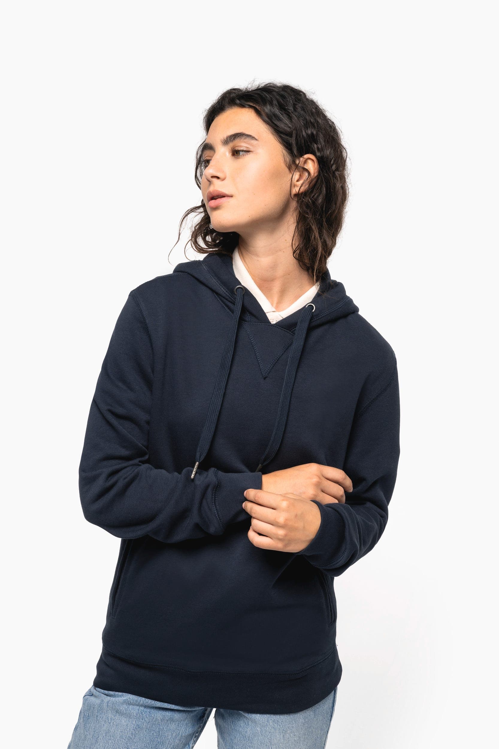 Sweat-shirt french terry écoresponsable à capuche unisexe en situation