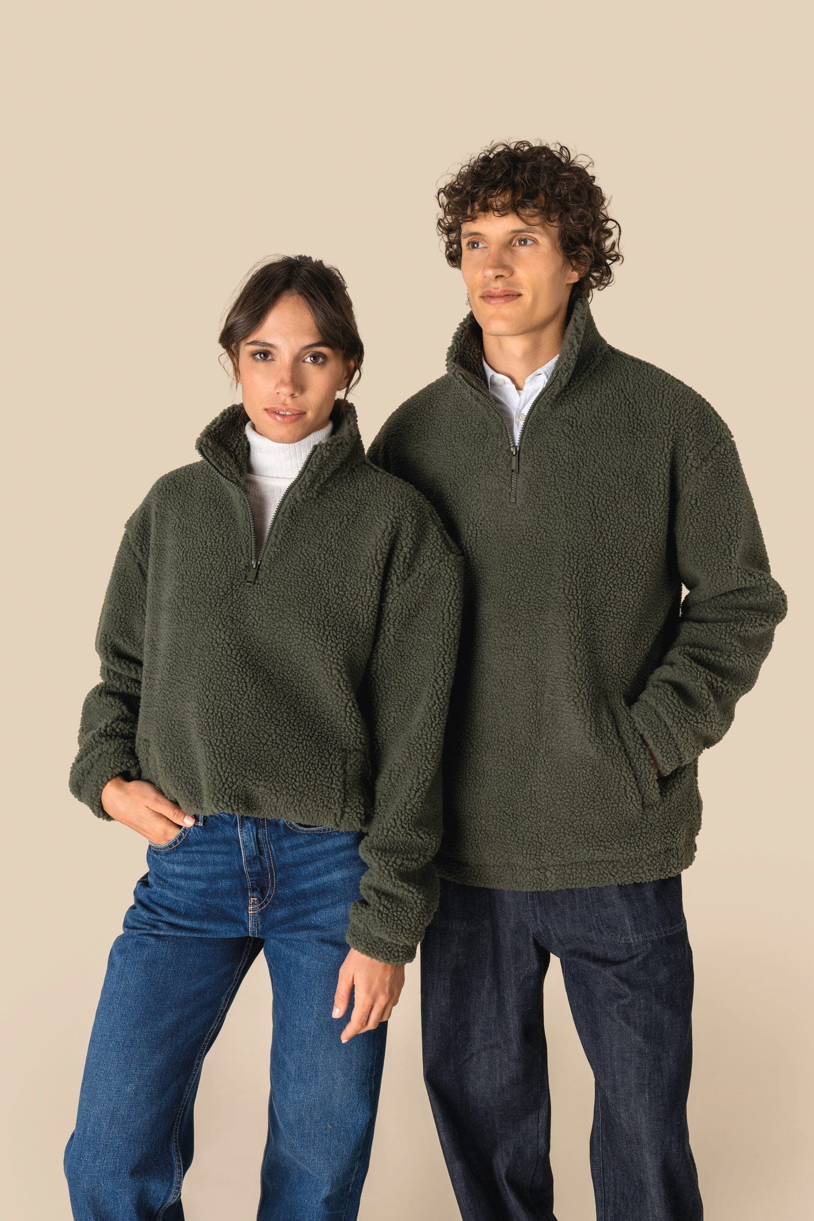 Sweat-shirt 1/4 zip à épaules tombantes en sherpa unisexe en situation