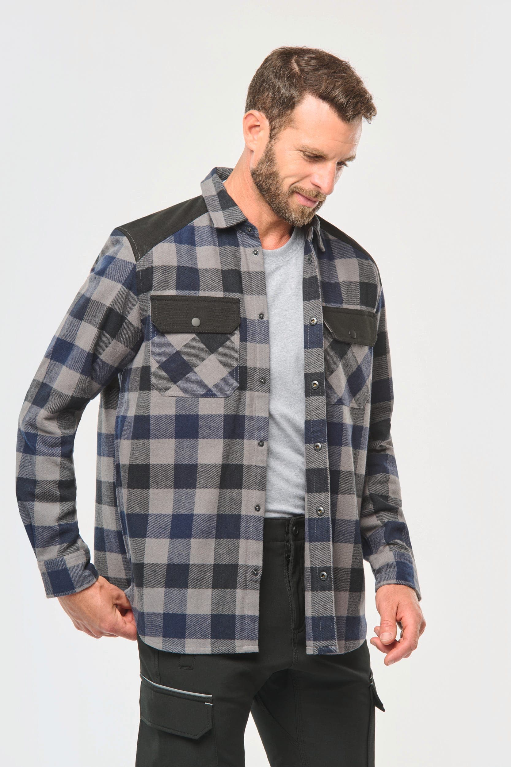 Chemise à carreaux avec poches homme en situation