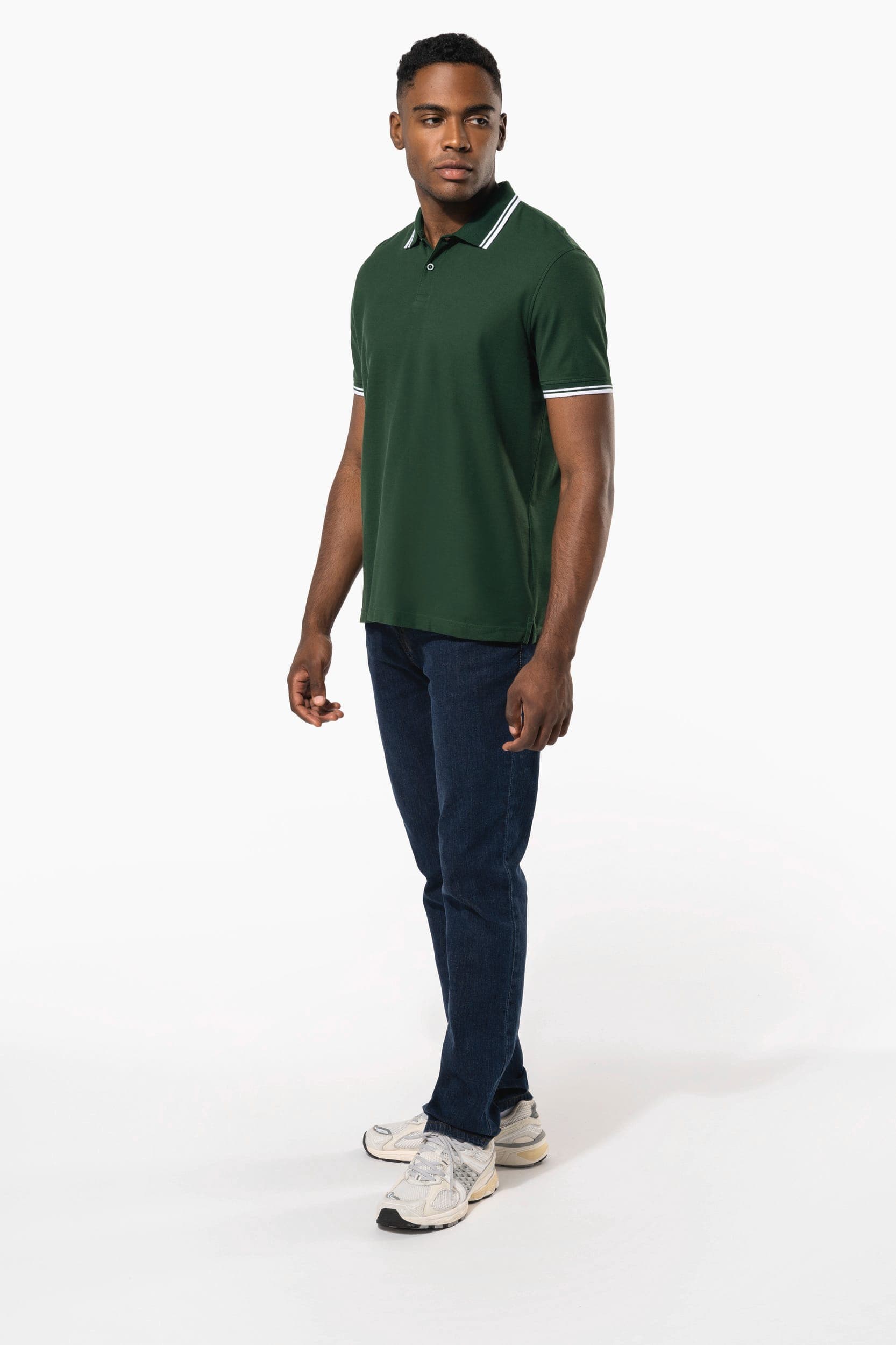 Polo homme manches courtes à liserés contrastés en situation