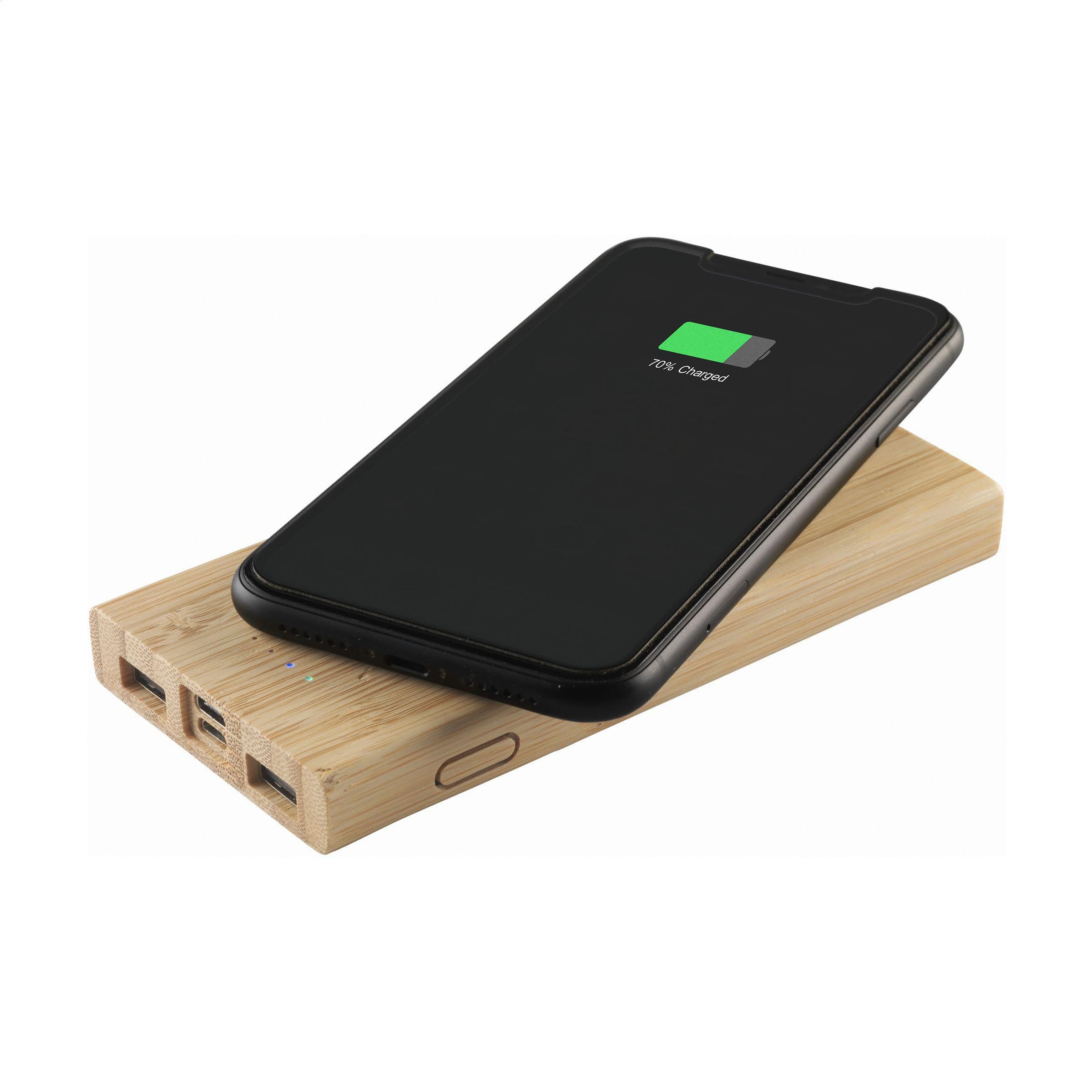 Batterie externe sans fil bambou 8000 mAh en situation