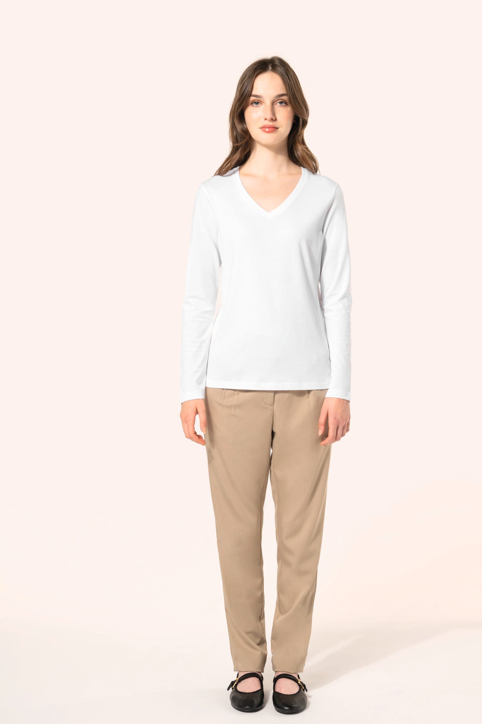 T-shirt Supima® col V manches longues femme en situation