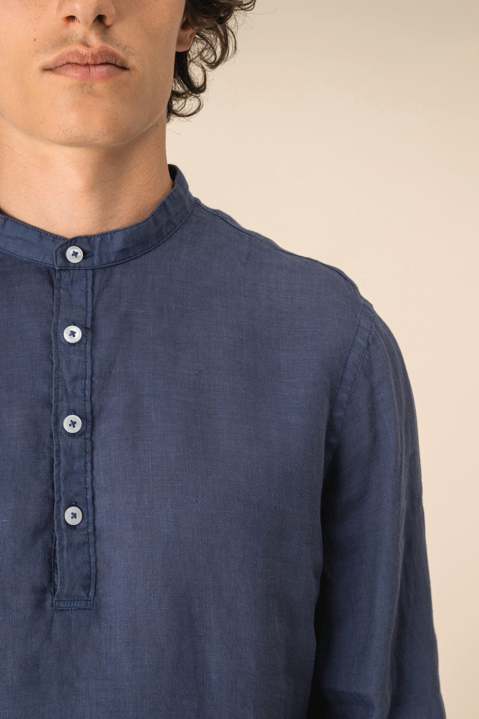 Chemise à col Mao délavée  en lin homme en situation