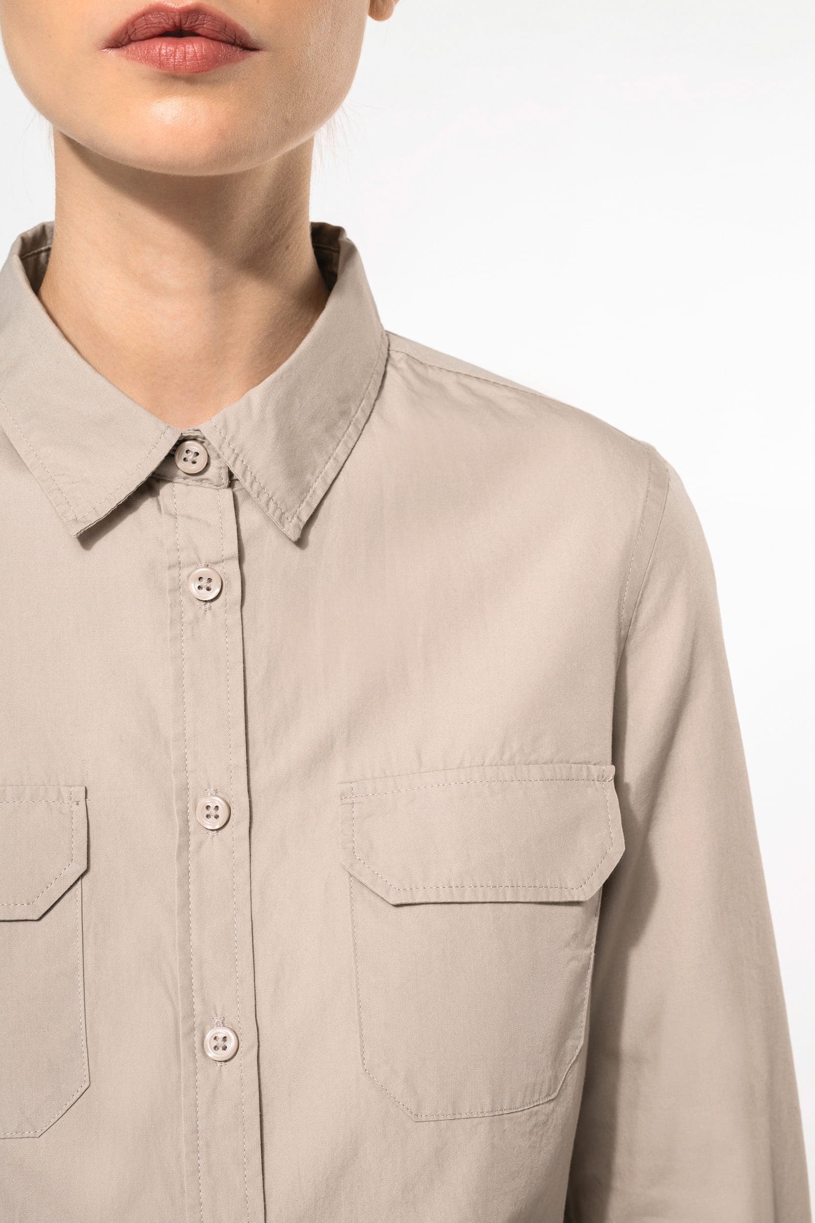 Chemise safari manches longues femme en situation