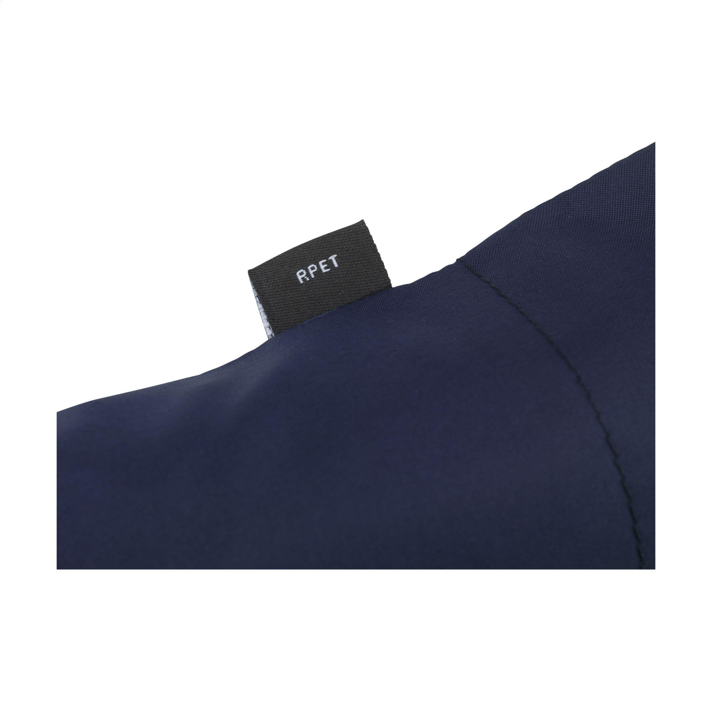 Parapluie pliable Carabiner RCS RPET 21 pouces en situation
