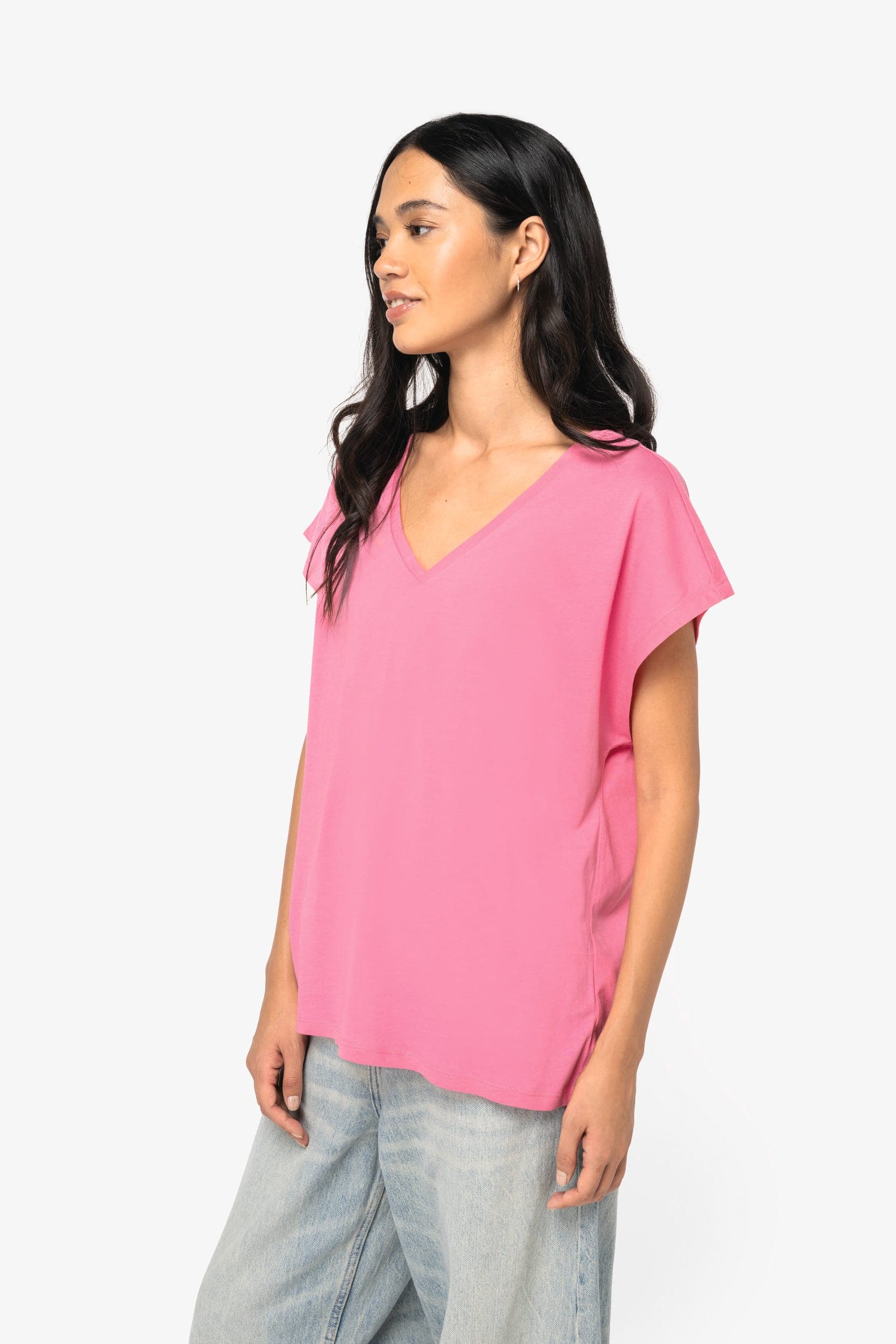 T-shirt écoresponsable loose à col V femme en situation