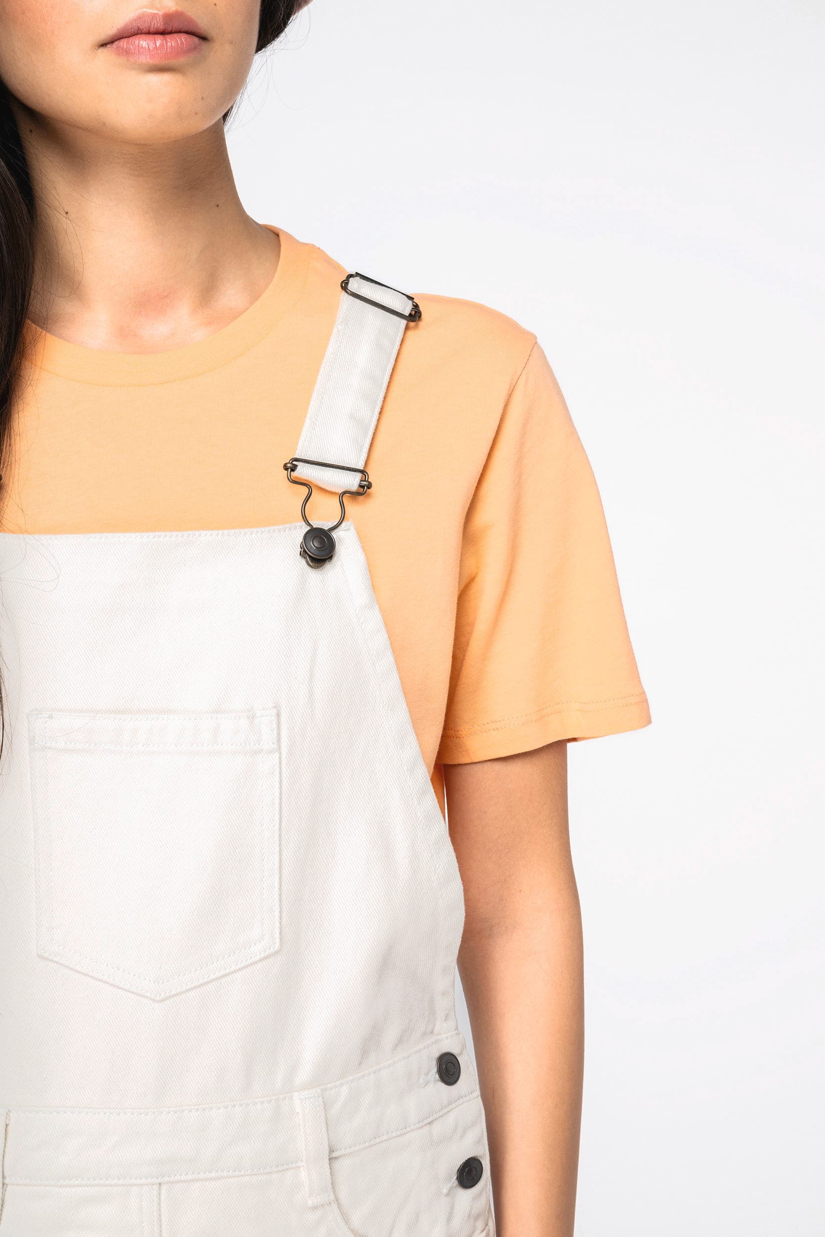 Robe salopette écoresponsable femme en situation