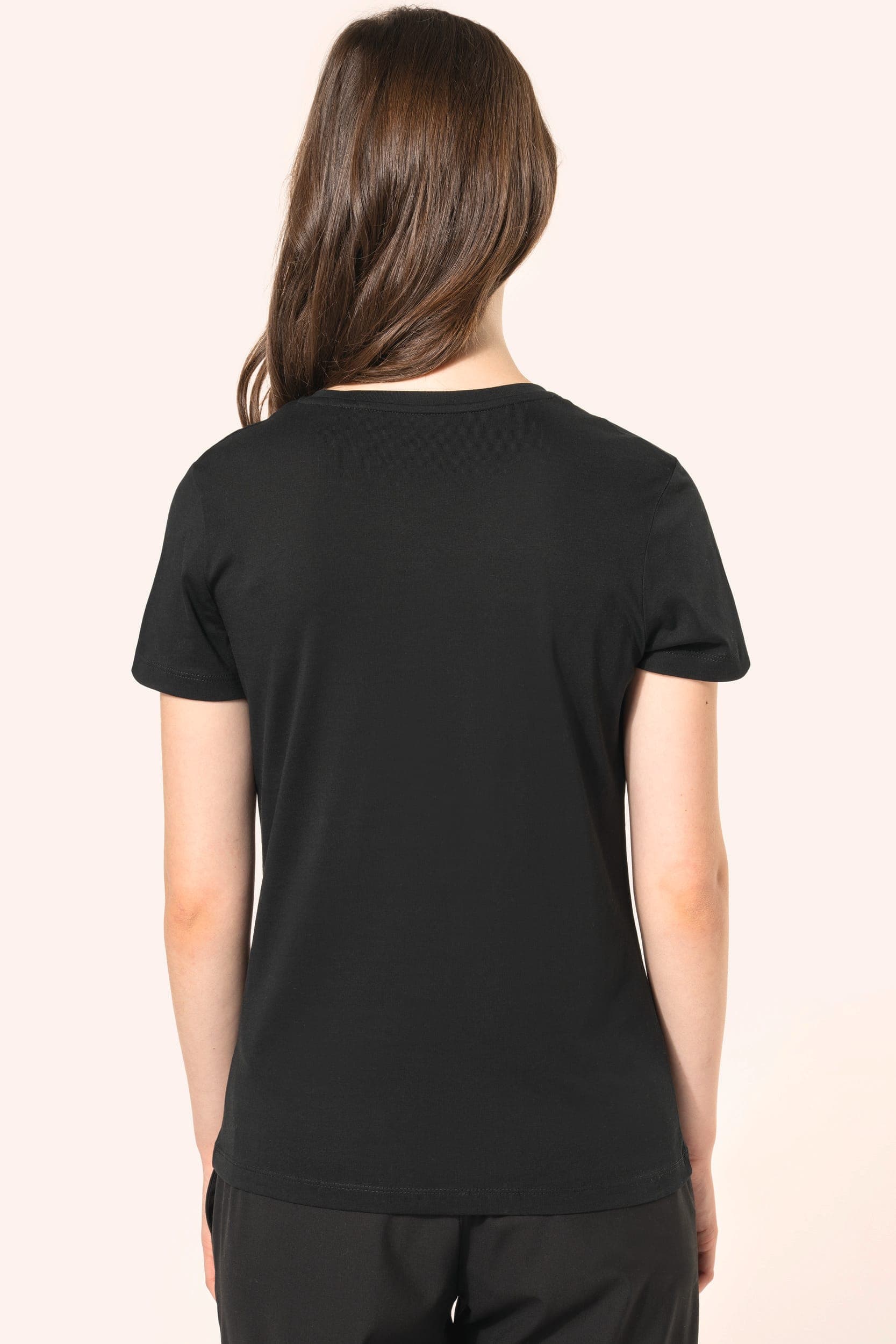 T-shirt Supima® col V manches courtes femme en situation