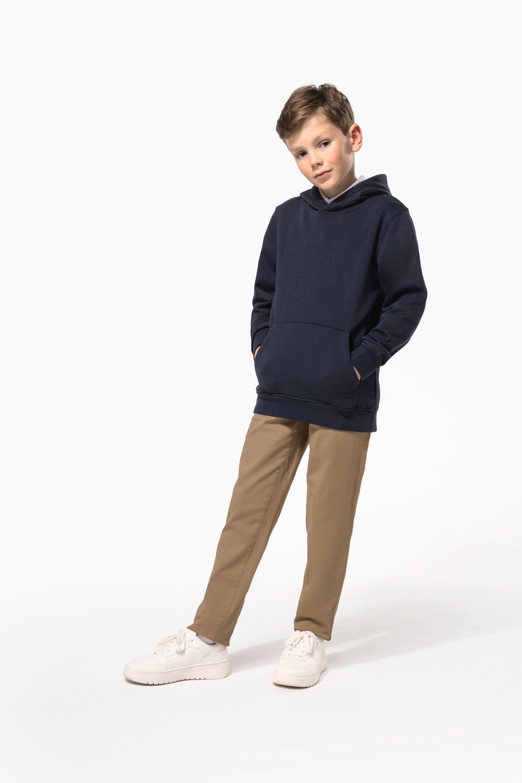 Pantalon chino garçon en situation