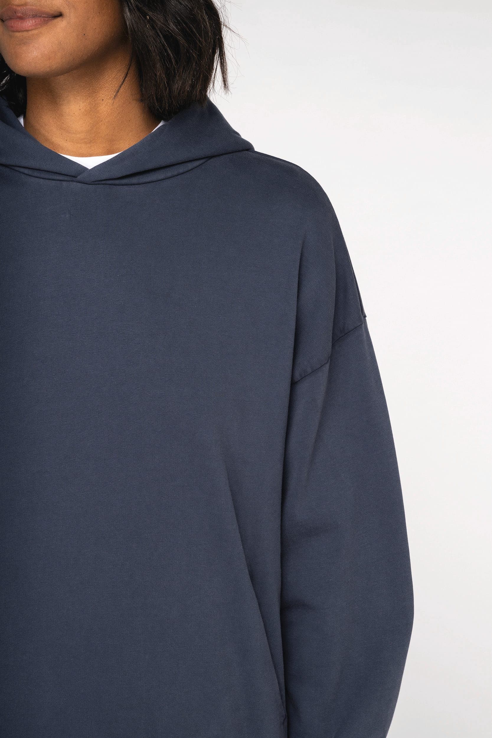 Sweat-shirt écoresponsable à capuche délavé oversize unisexe en situation