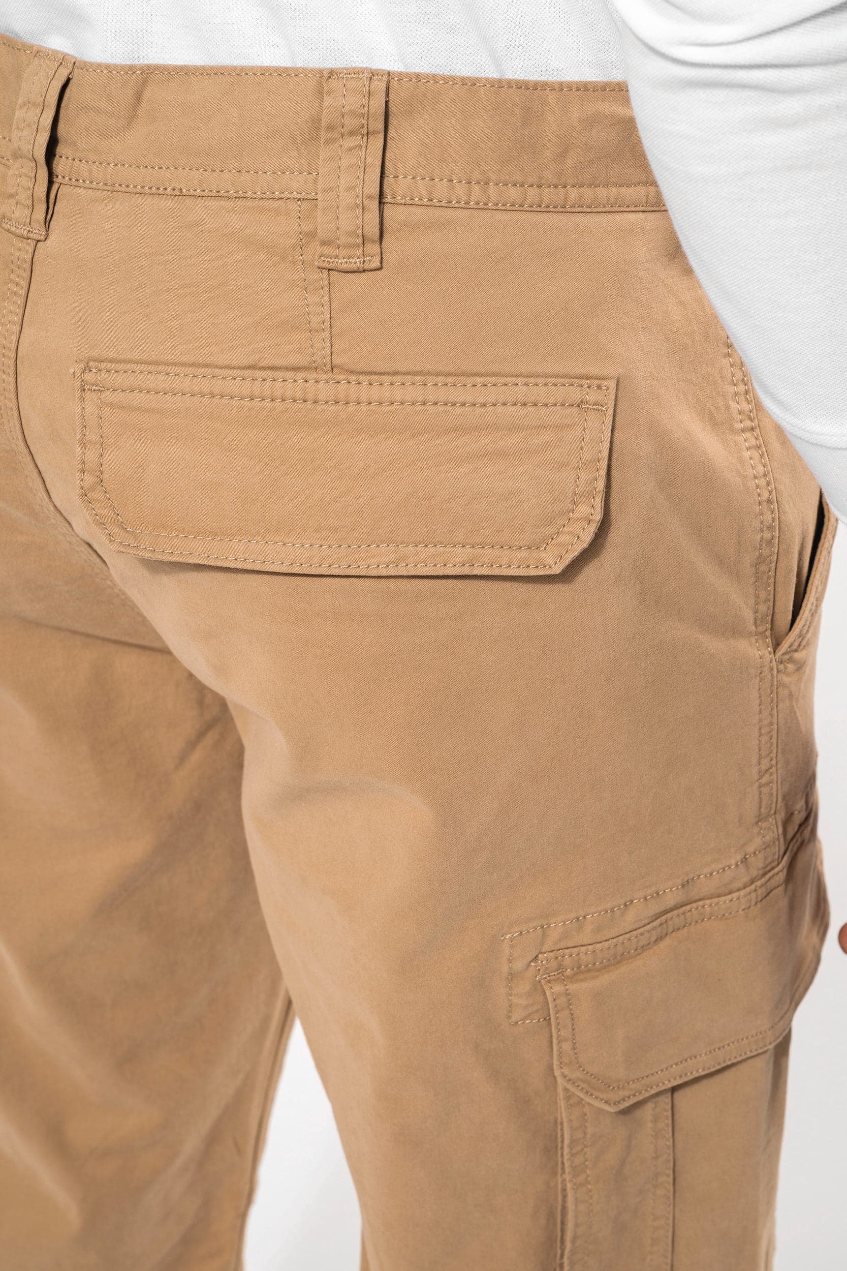 Pantalon multipoches homme en situation