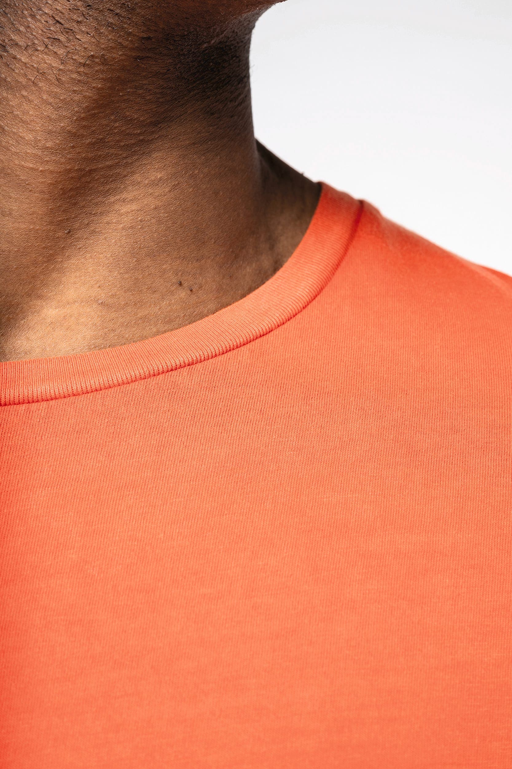 T-shirt écoresponsable délavé unisexe en situation