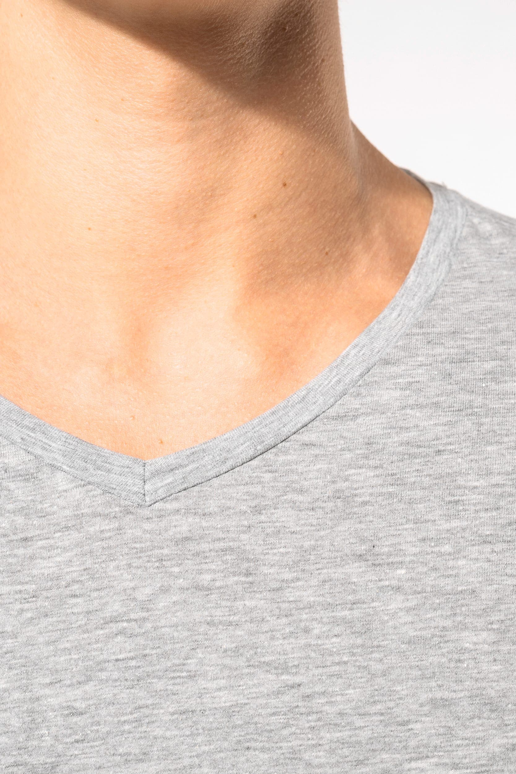 T-shirt manches courtes col V homme en situation