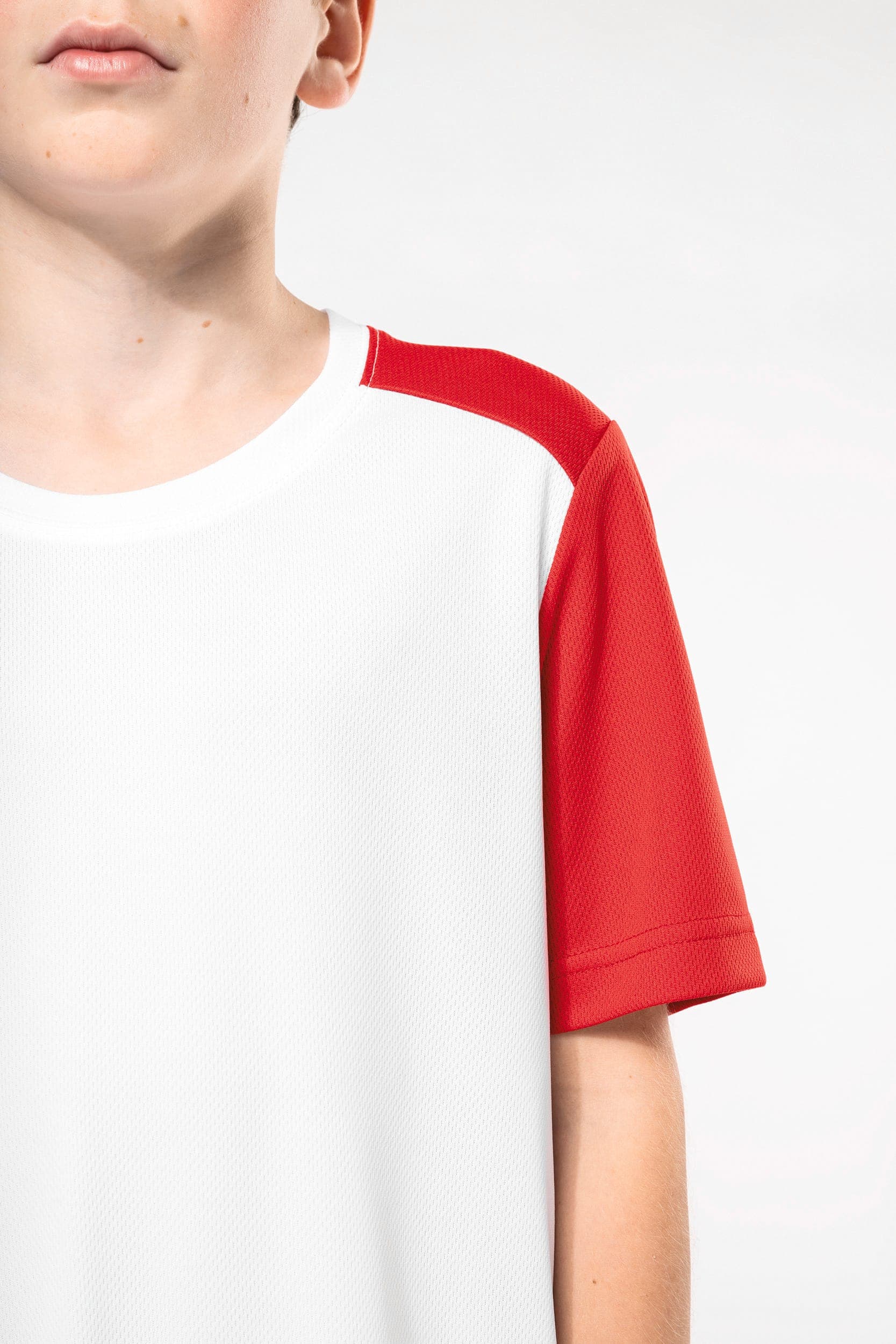 T-shirt de sport écoresponsable bicolore enfant en situation