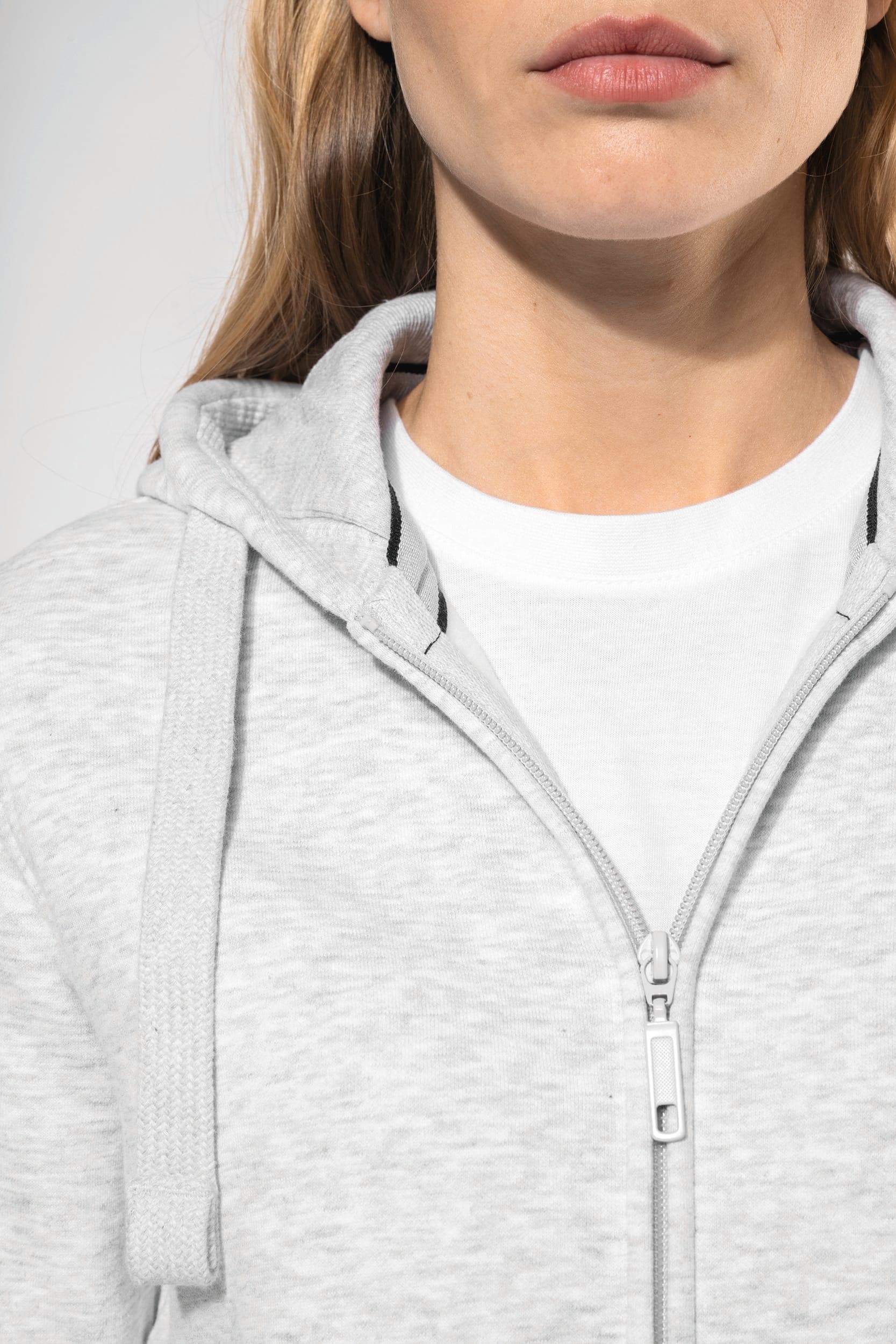Sweat-shirt zippé capuche femme en situation