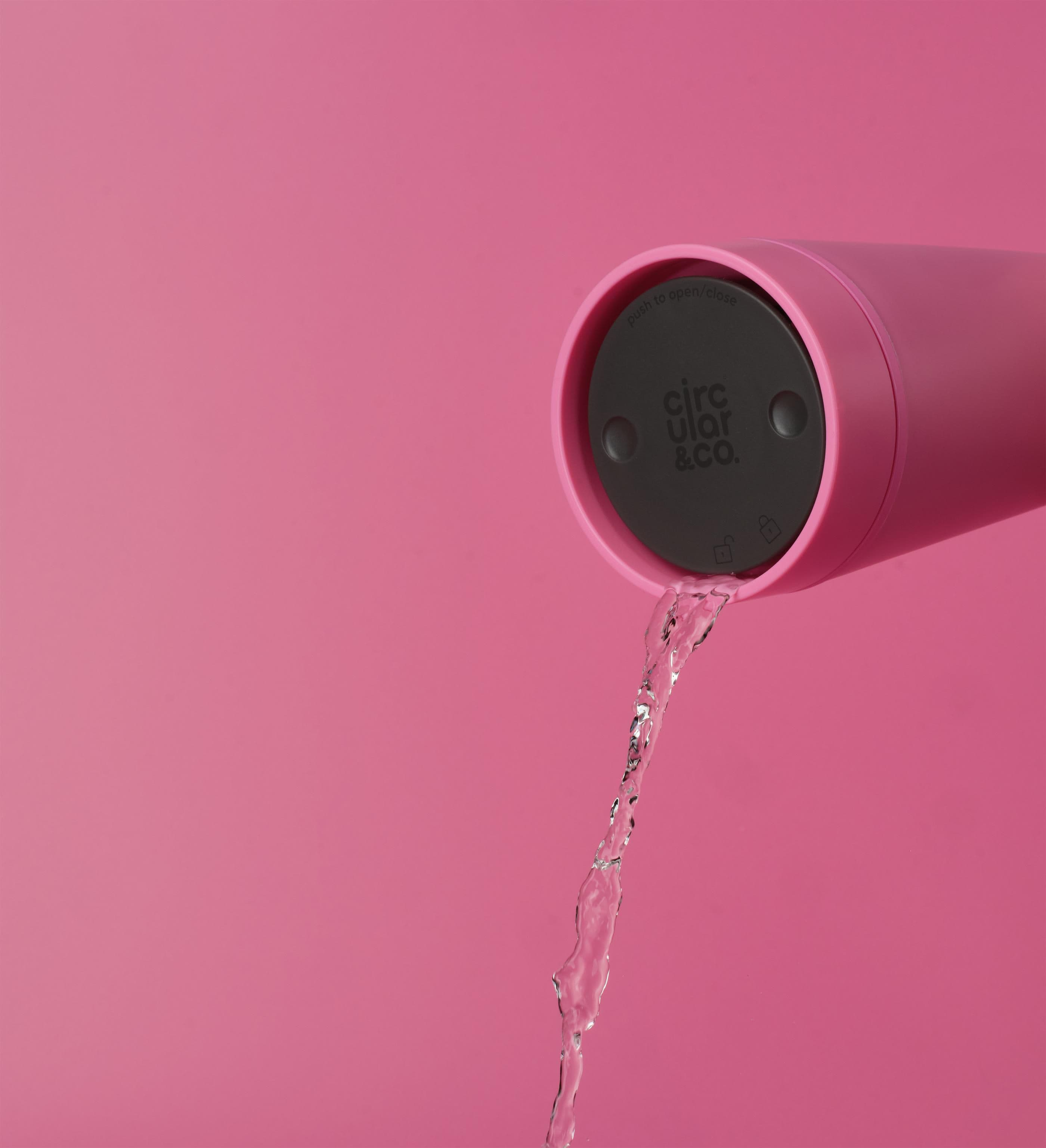 Mug Circular&Co Bubblegum café recyclé 340 ml en situation