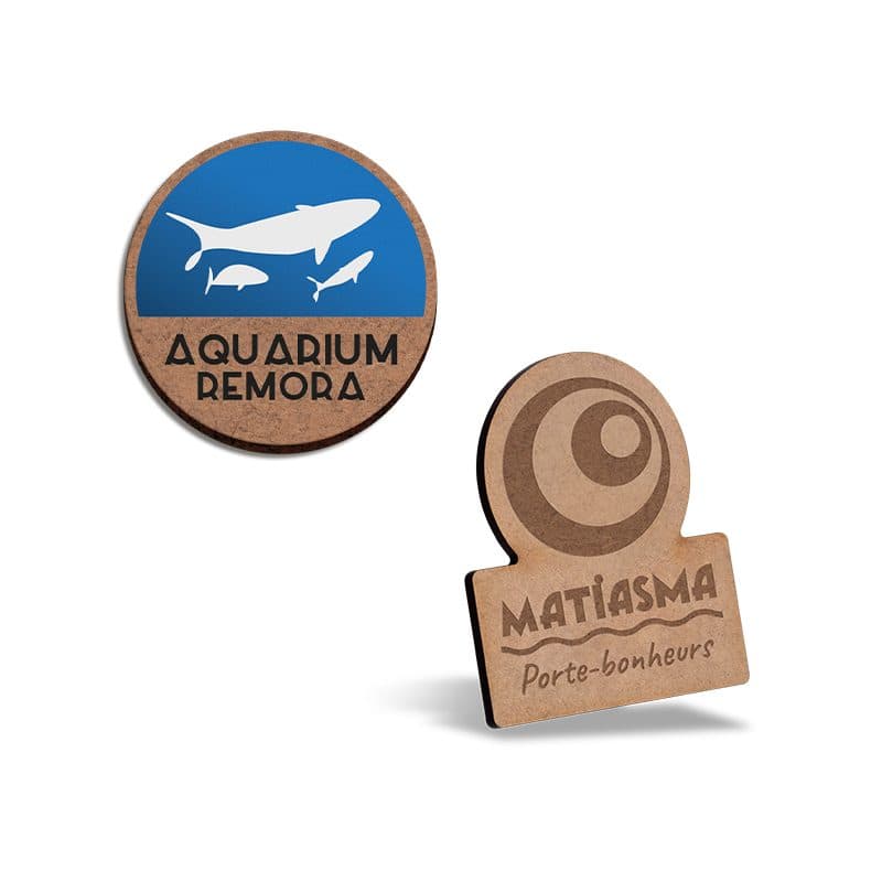 BADGE SUR-MESUREMDF EP 3mm AVEC PINCE-EPINGLE ENTRE 20 cm2 ET 40 cm2 en situation