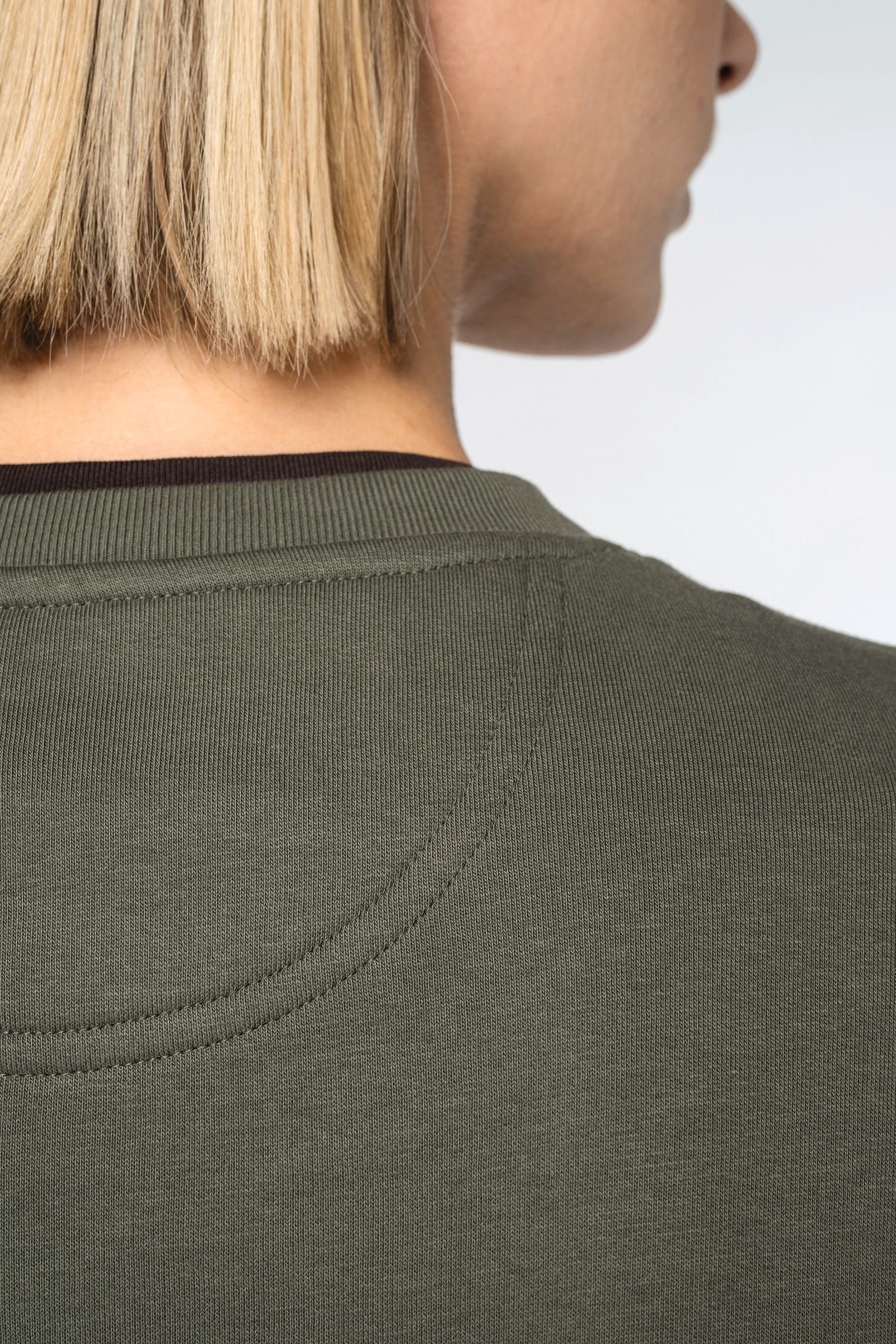 Sweat-shirt écoresponsable à col rond unisexe en situation