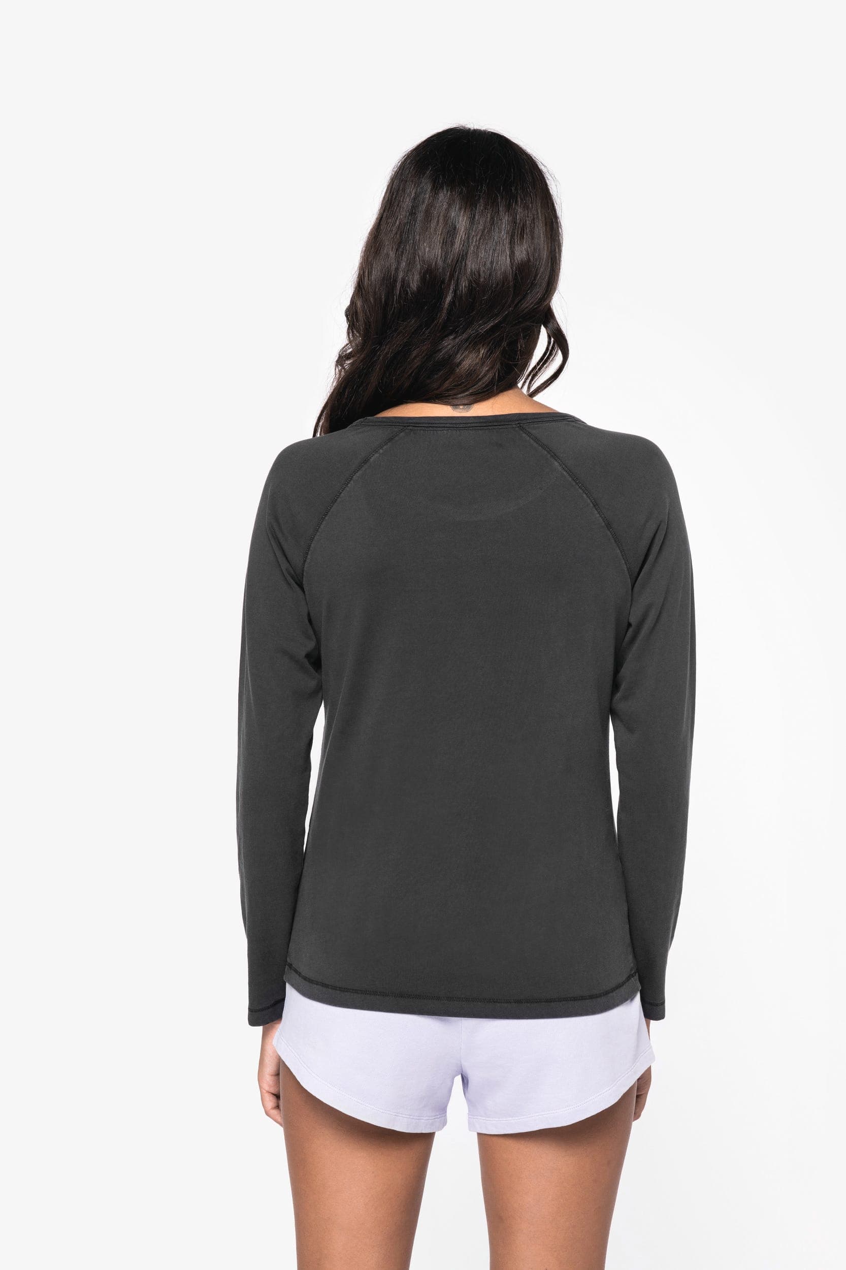 T-shirt écoresponsable raglan manches longues femme en situation