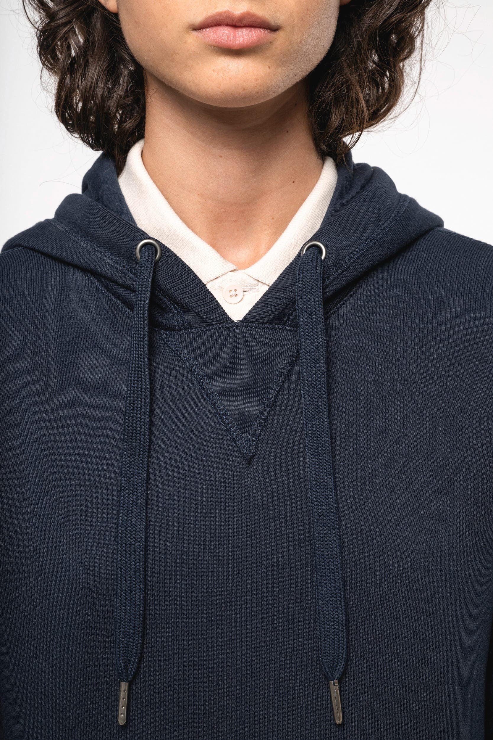 Sweat-shirt french terry écoresponsable à capuche unisexe en situation