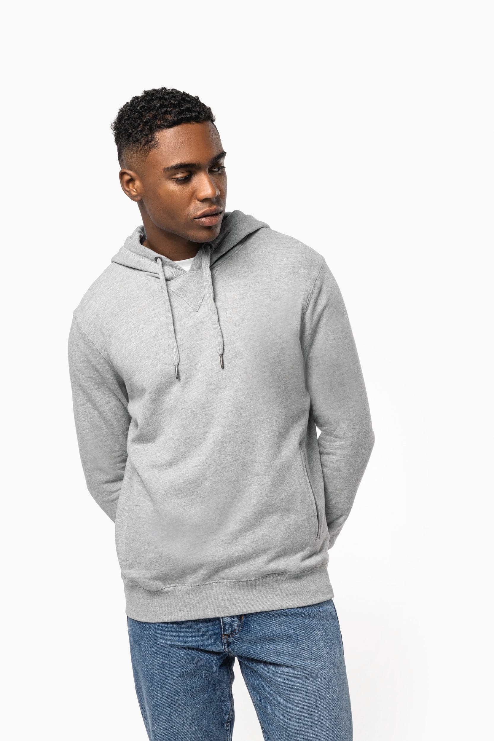 Sweat-shirt french terry écoresponsable à capuche unisexe en situation