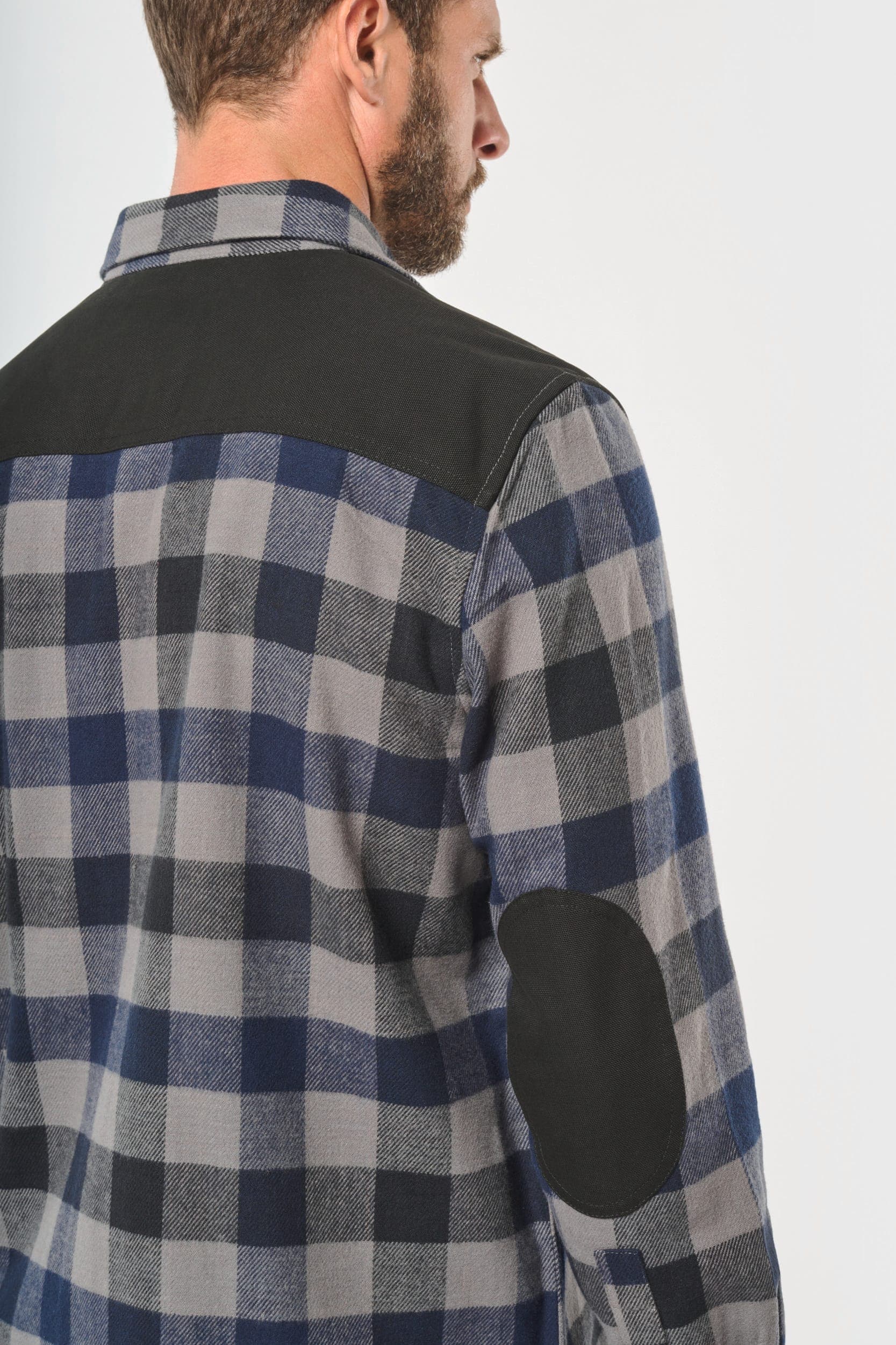 Chemise à carreaux avec poches homme en situation