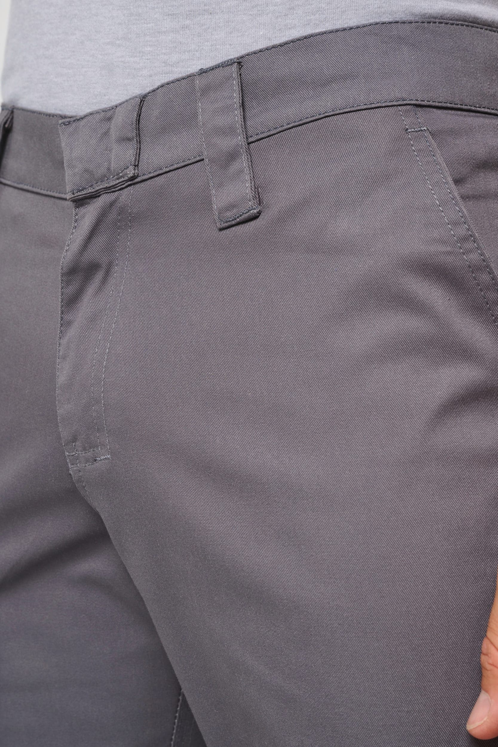Pantalon de travail multipoches homme en situation