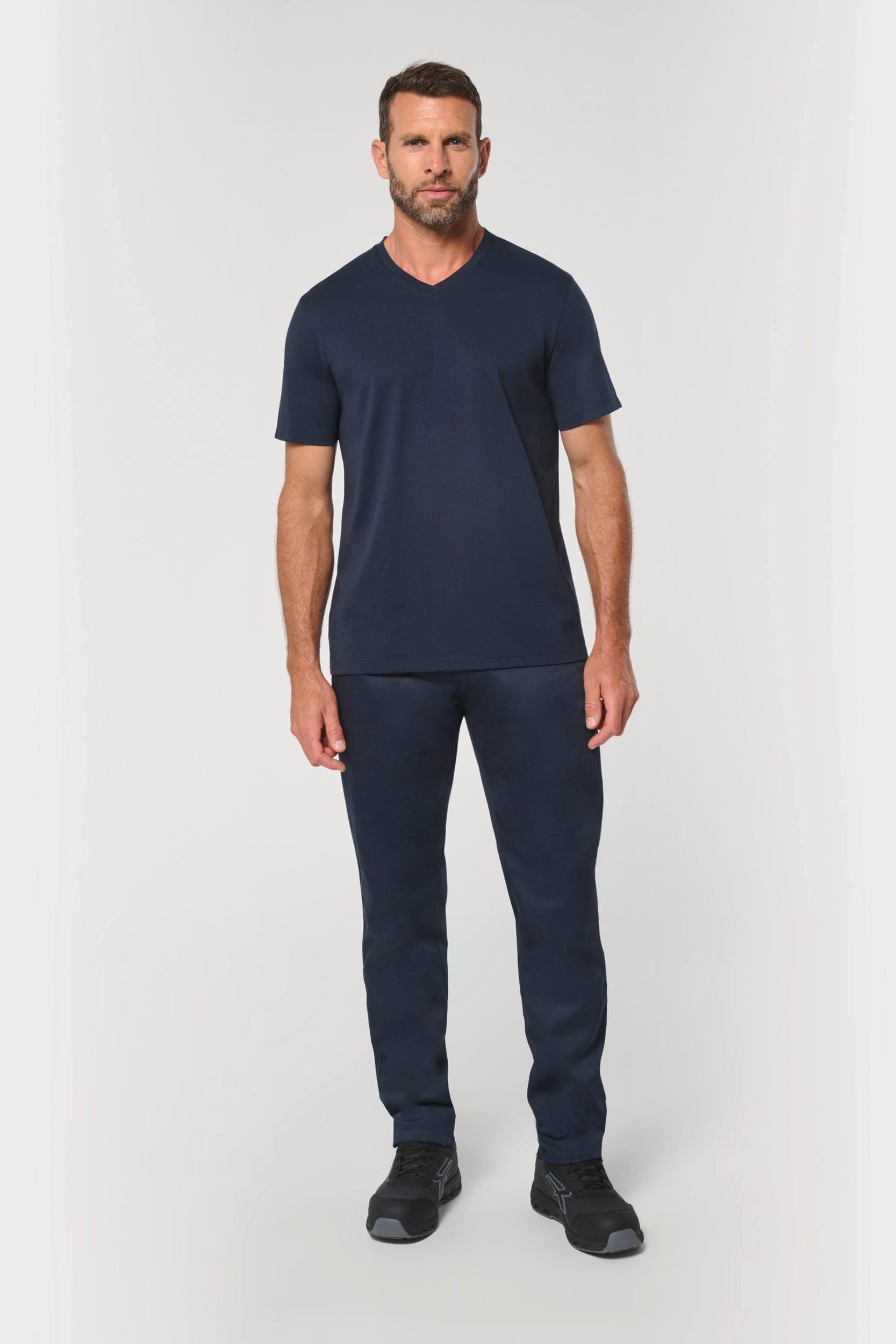 T-shirt écoresponsable col V antibactérien homme en situation
