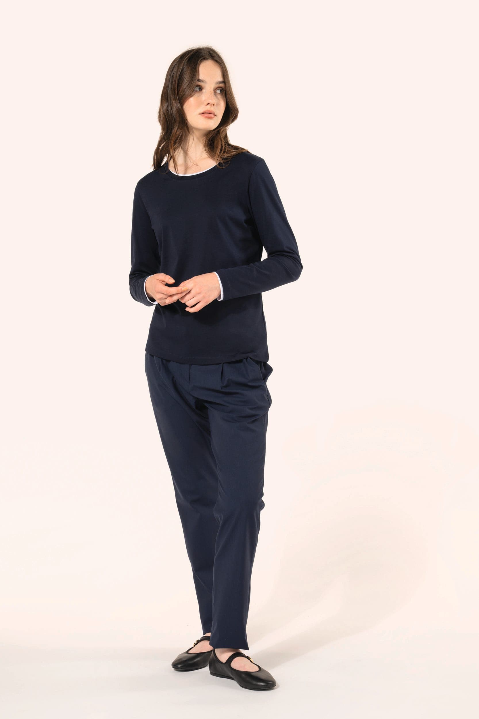 T-shirt Supima® col rond manches longues femme en situation