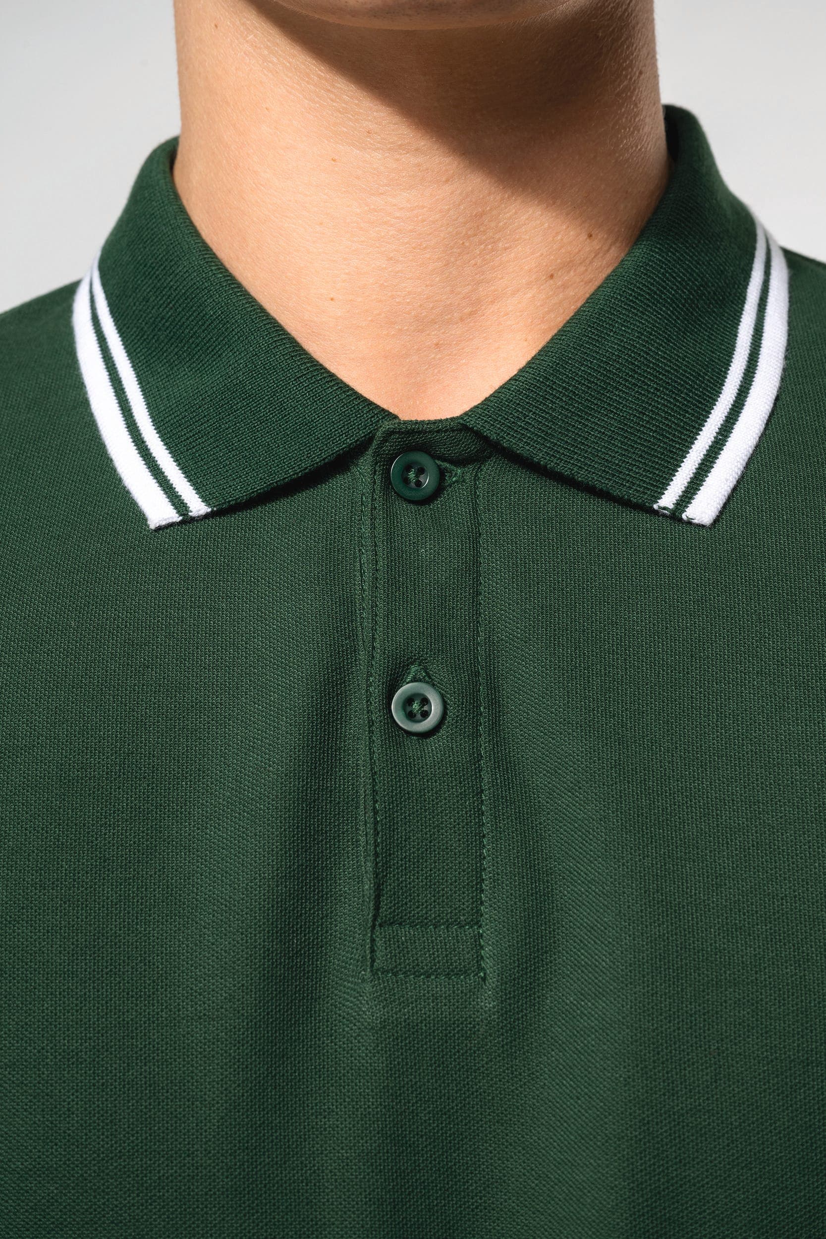Polo homme manches courtes à liserés contrastés en situation