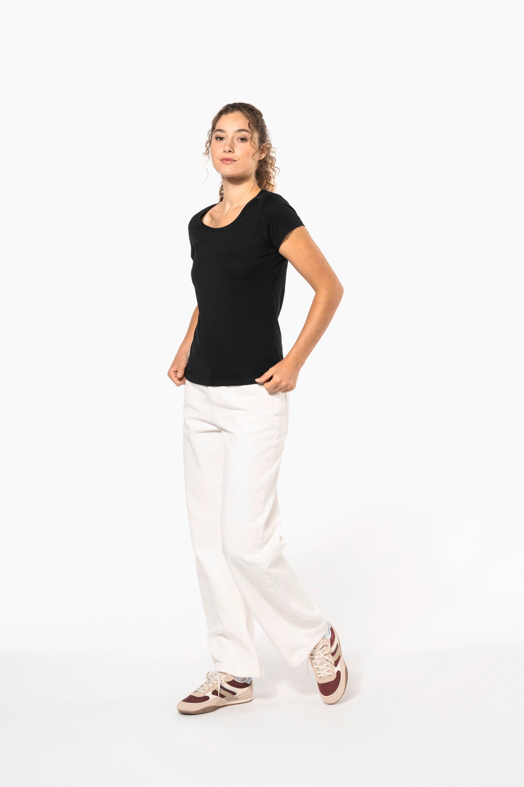 T-shirt col bateau manches courtes femme en situation