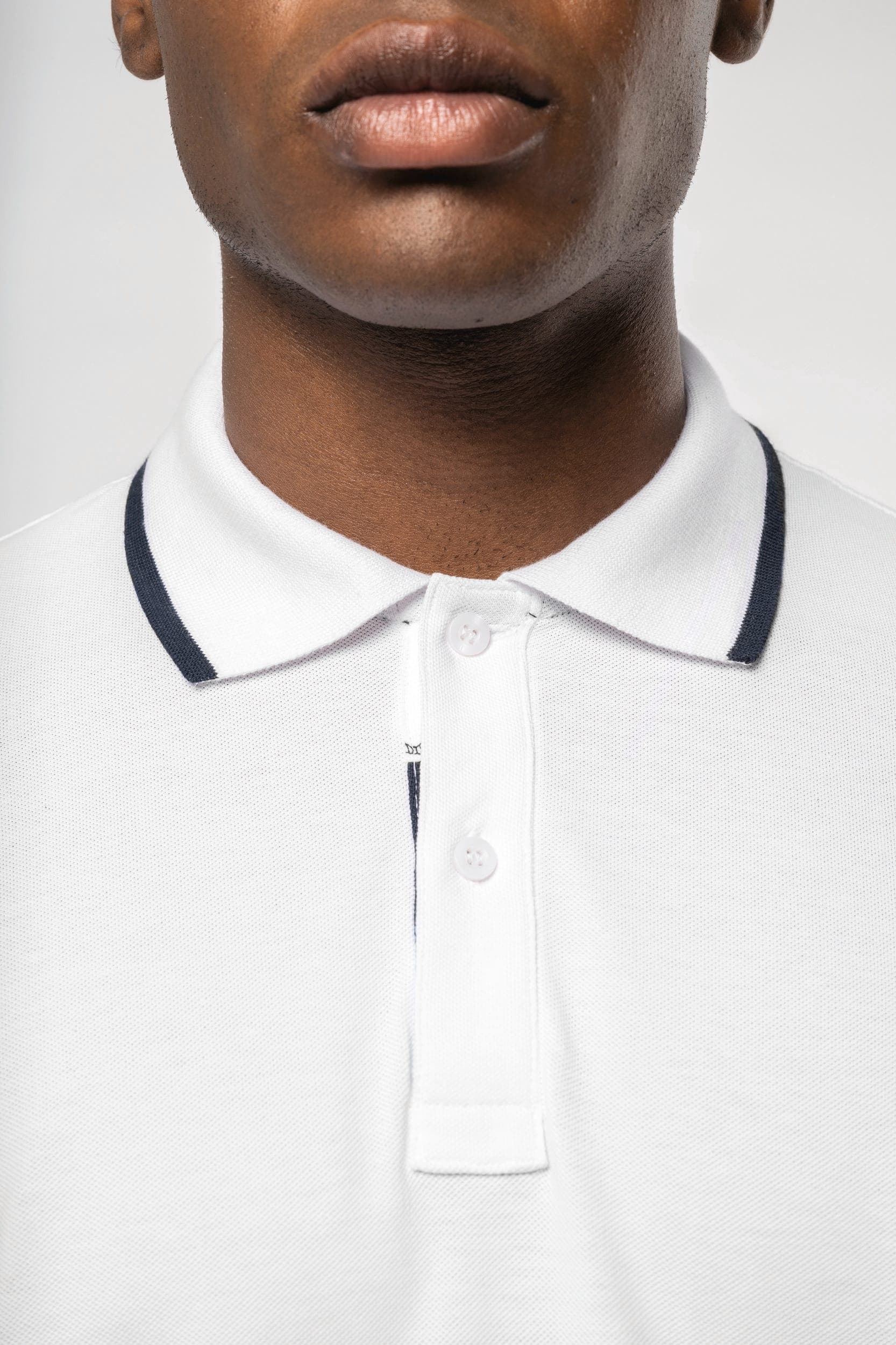 Polo manches courtes homme en situation