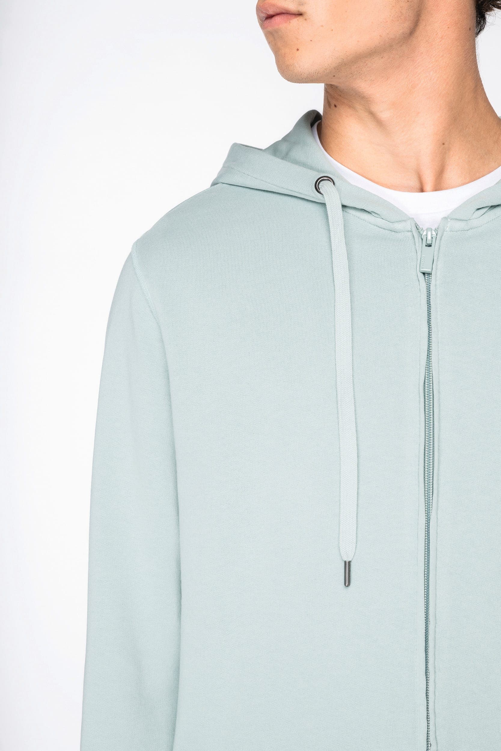 Sweat-shirt écoresponsable zippé à capuche French Terry unisexe en situation