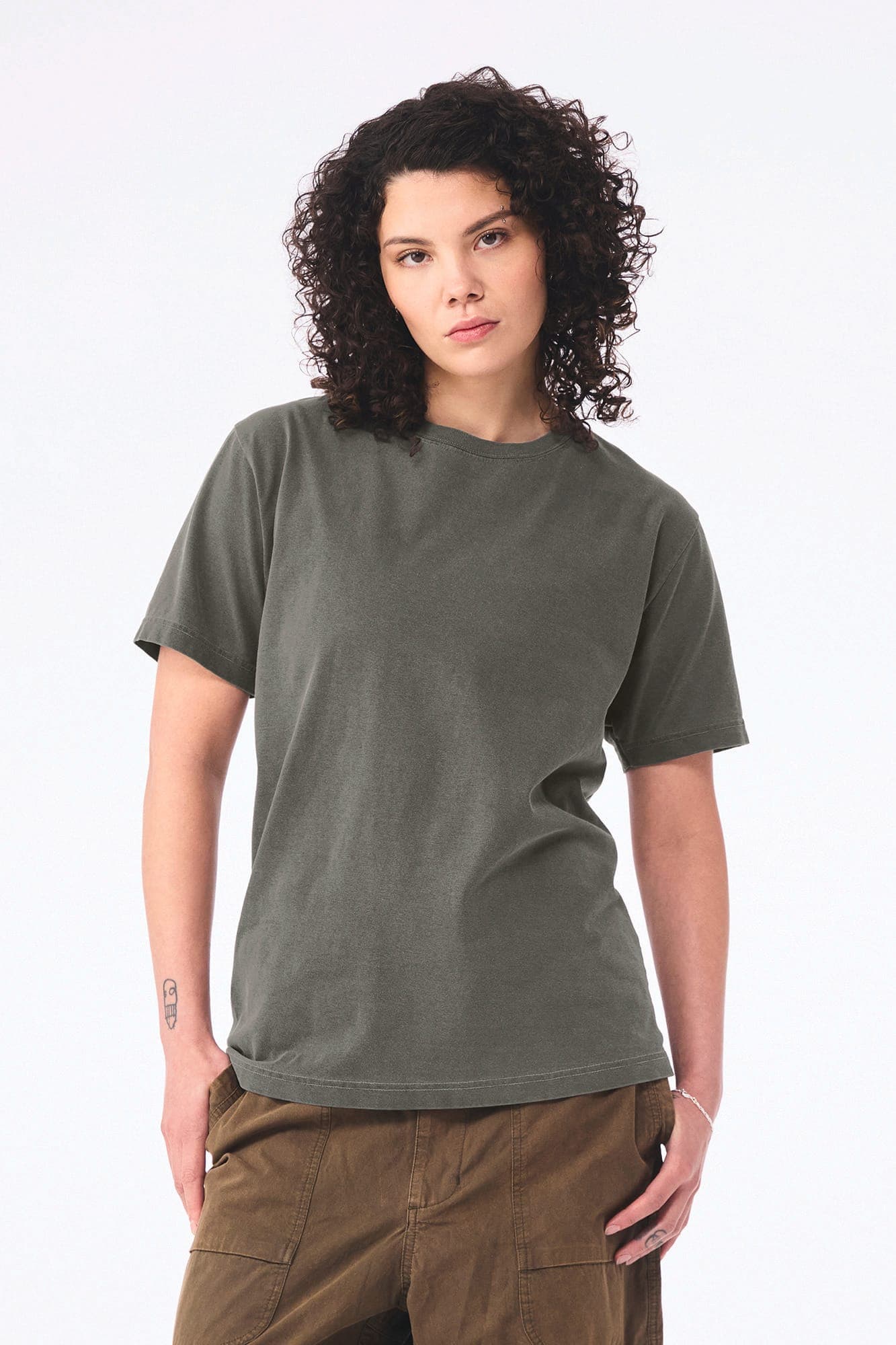 T-shirt délavé épais unisexe en situation