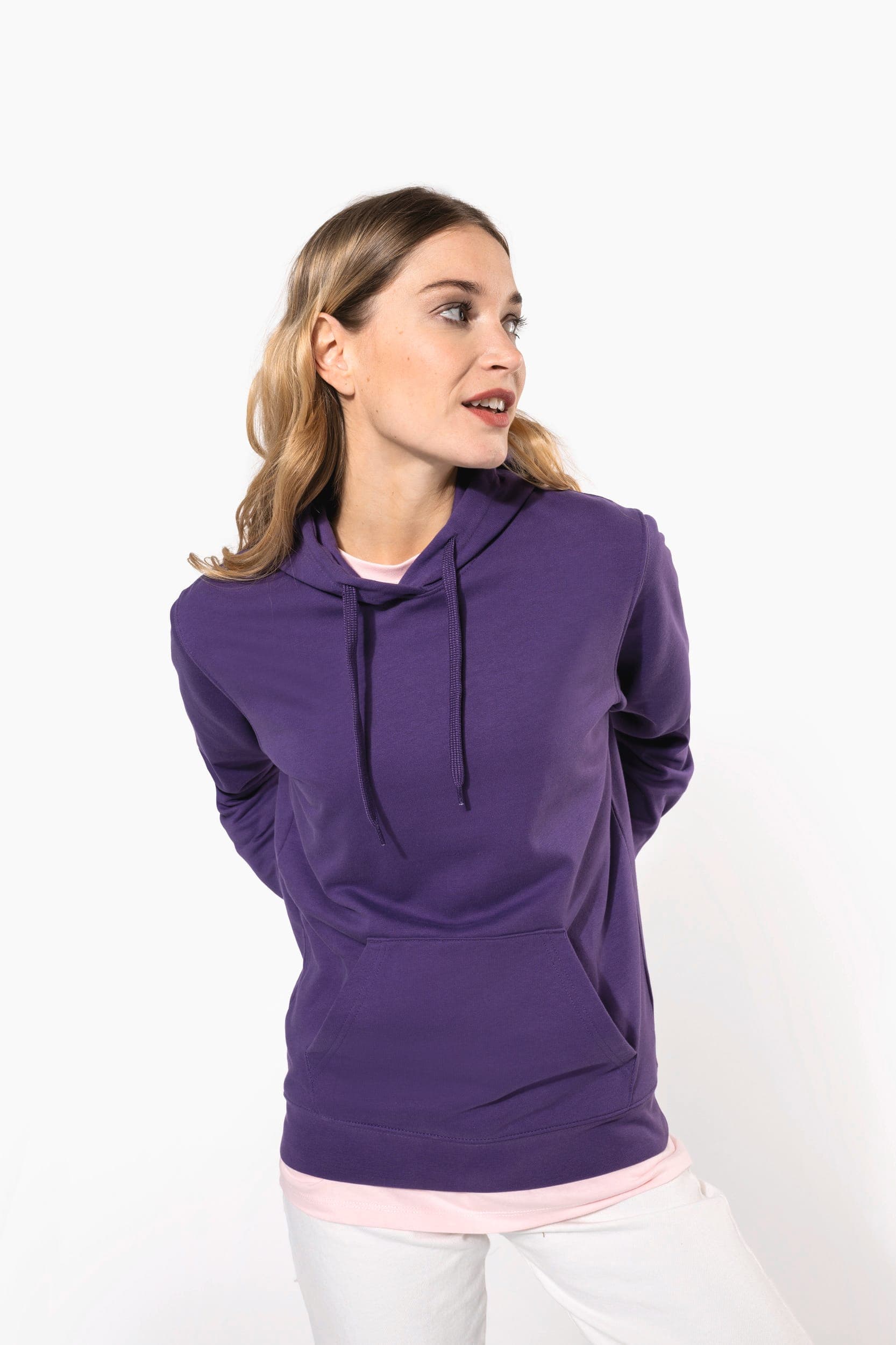 Sweat-shirt capuche femme en situation