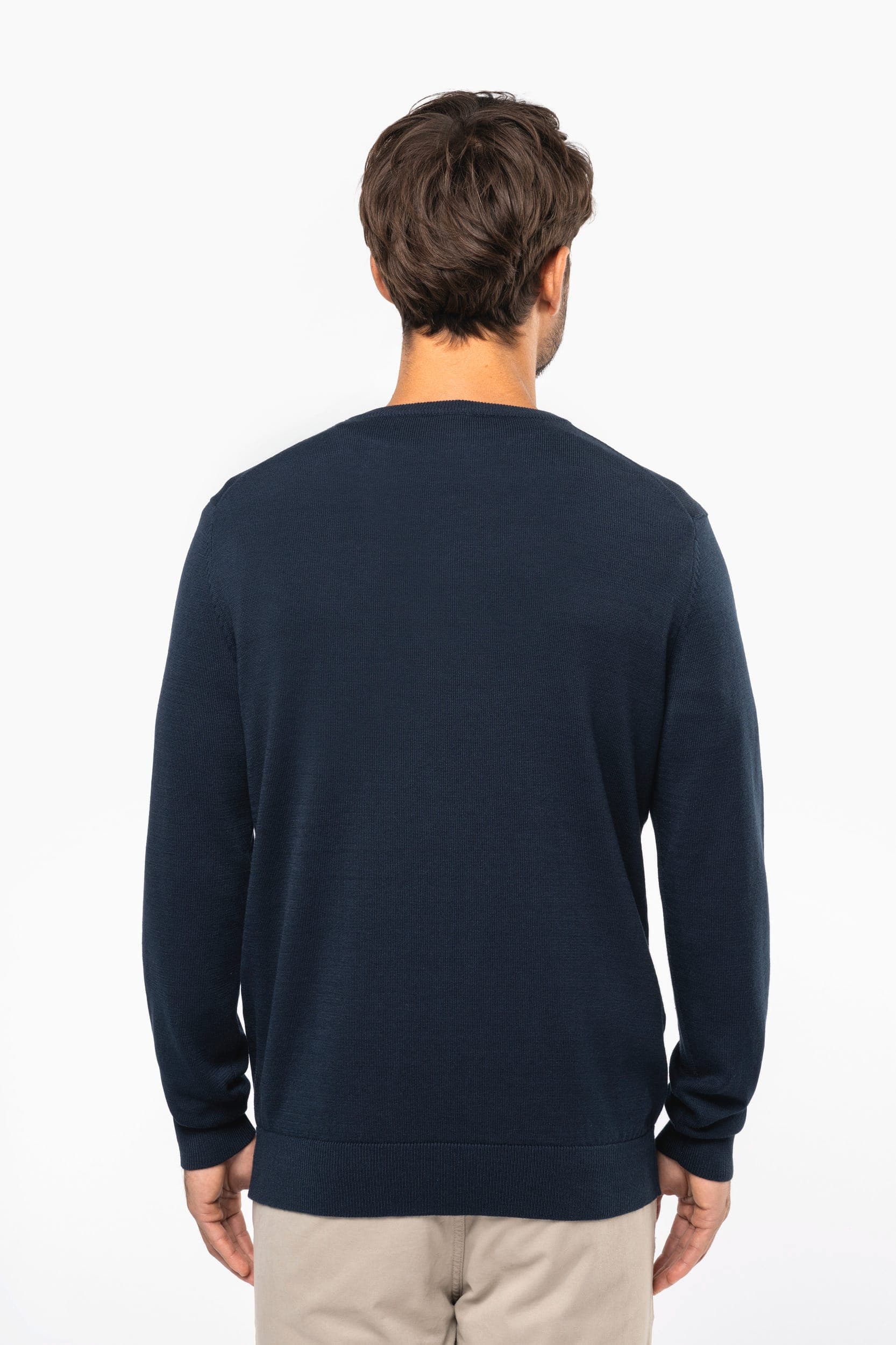 Pull col en V écoresponsable homme en situation