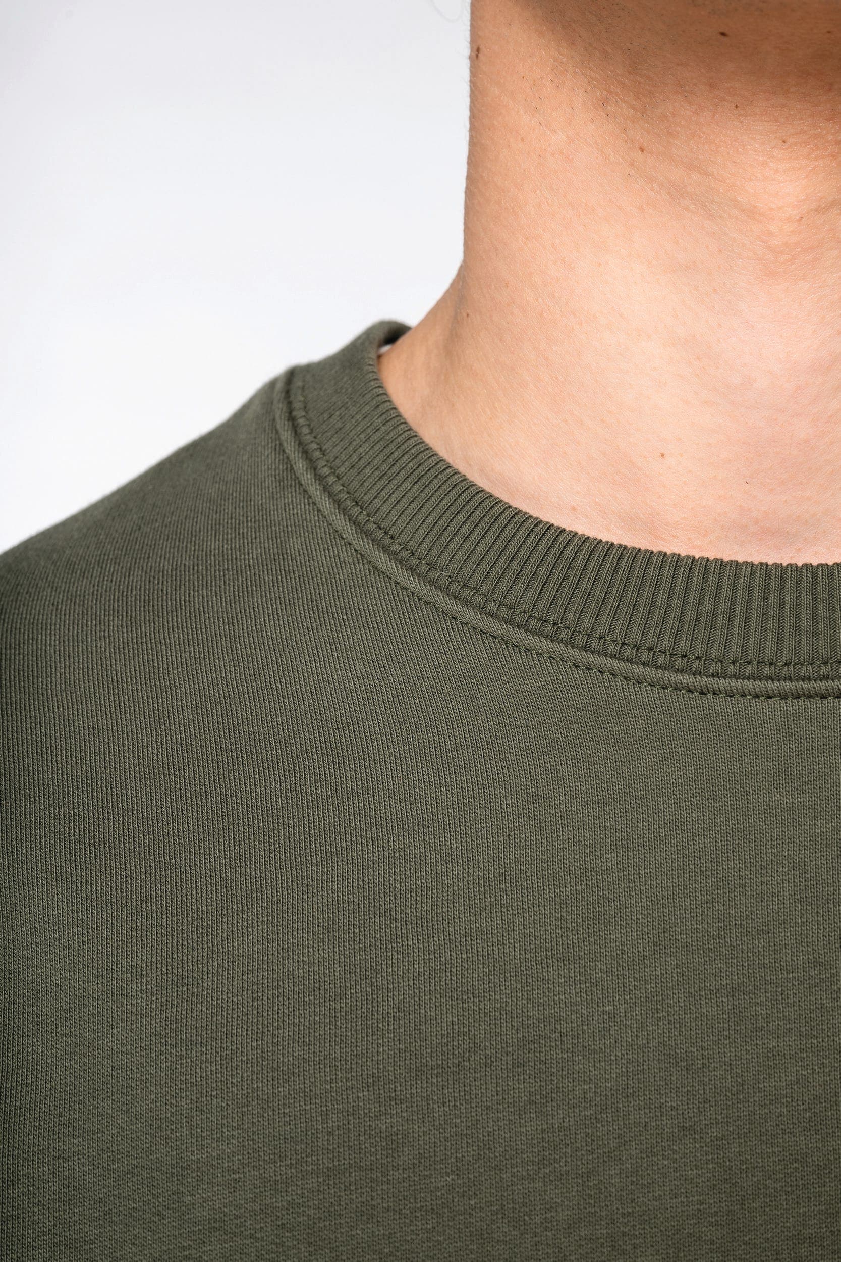 Sweat-shirt écoresponsable à col rond oversize unisexe en situation