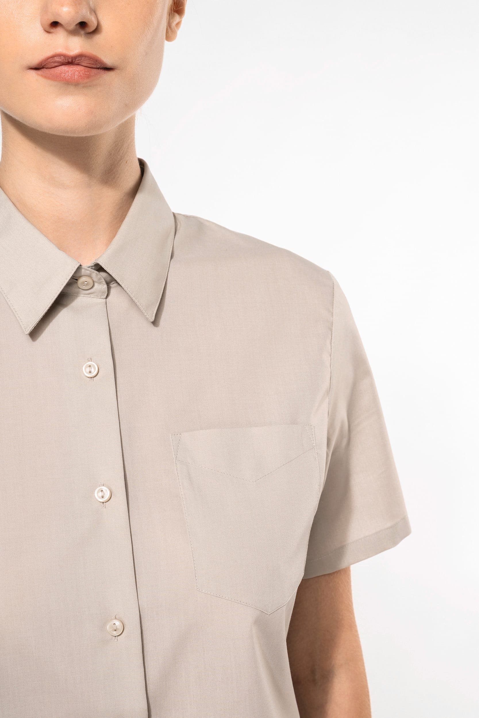 Chemise popeline polycoton manches courtes entretien facile femme en situation