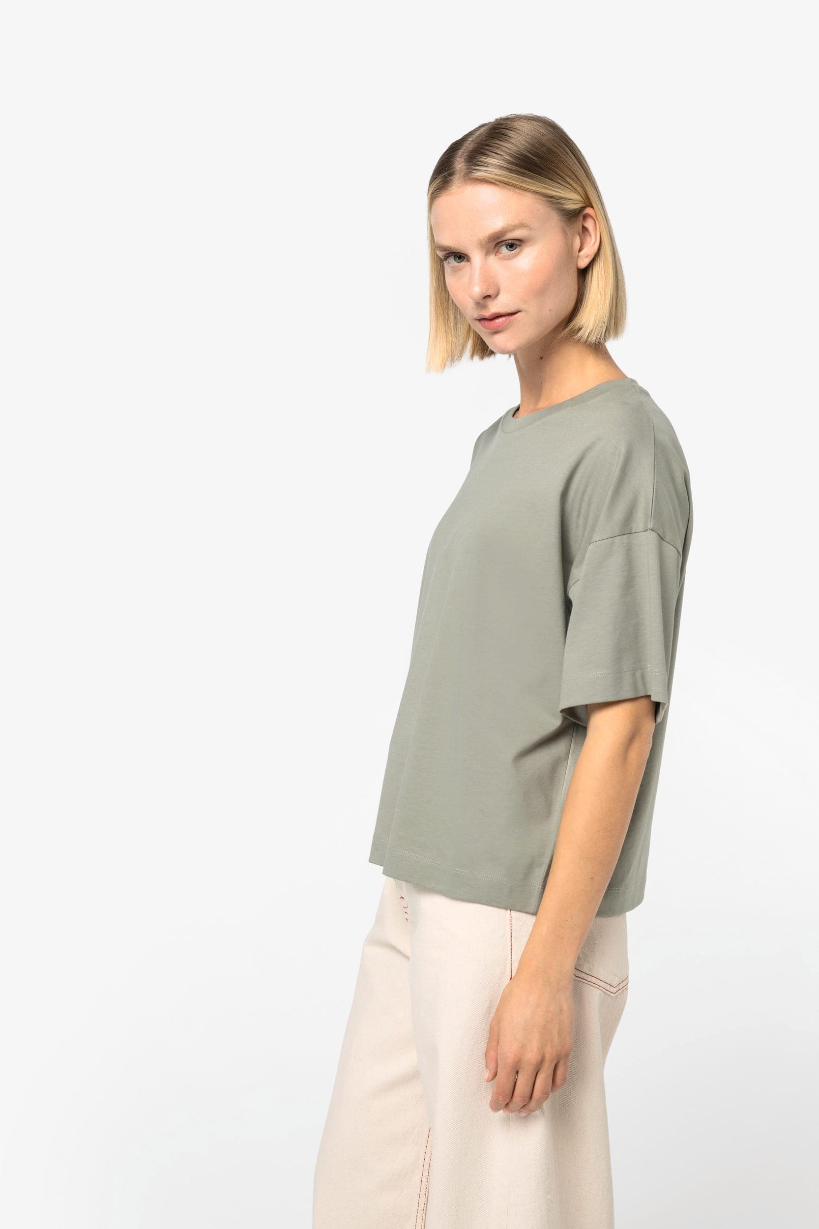 T-shirt écoresponsable boxy à épaules tombantes femme en situation