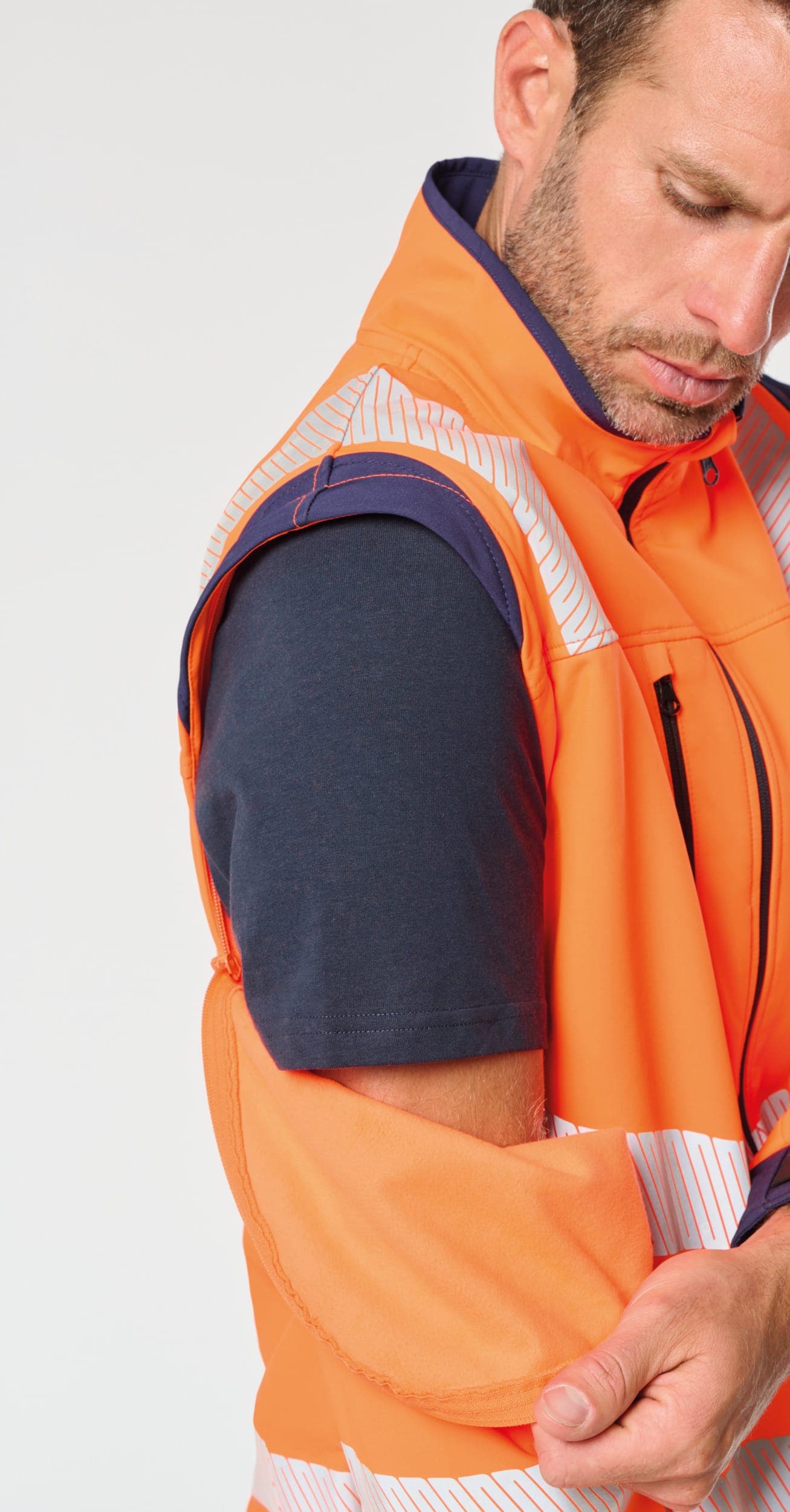 Veste softshell de sécurité recyclée avec manches détachables unisexe en situation