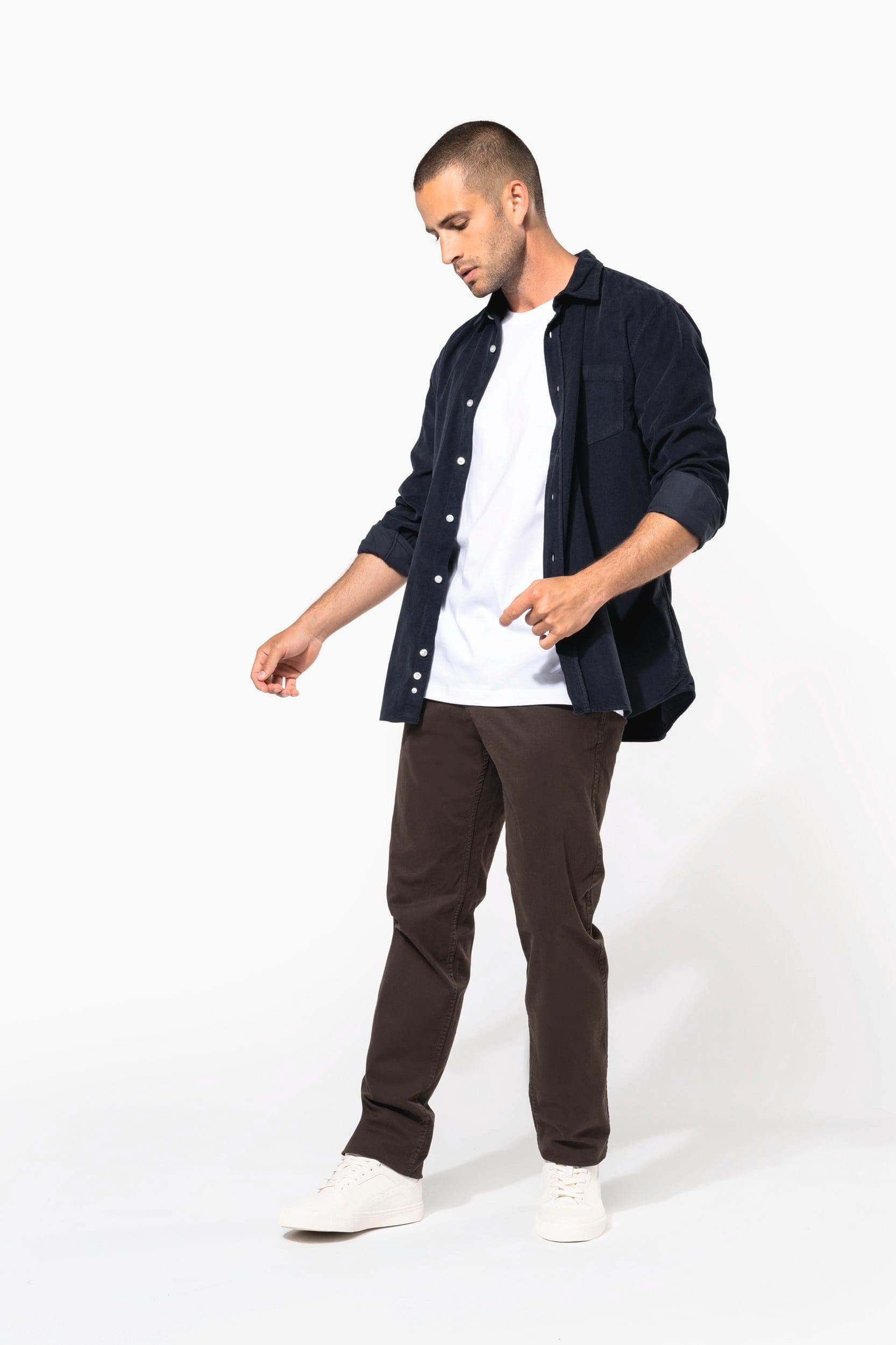 Pantalon chino homme en situation