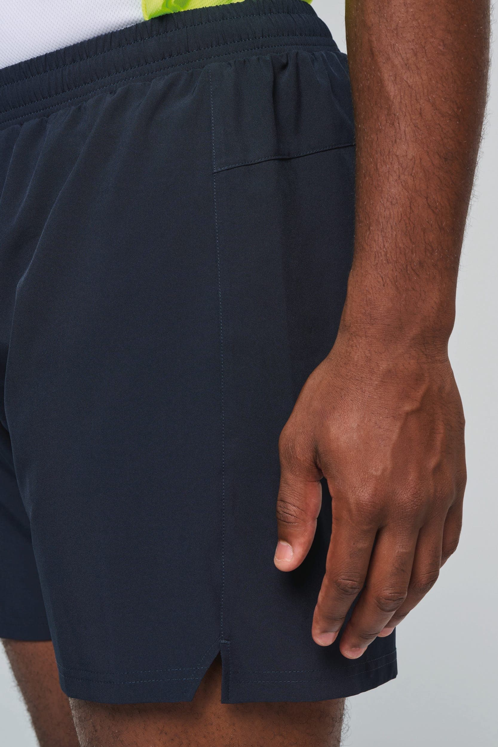 Short running homme en situation