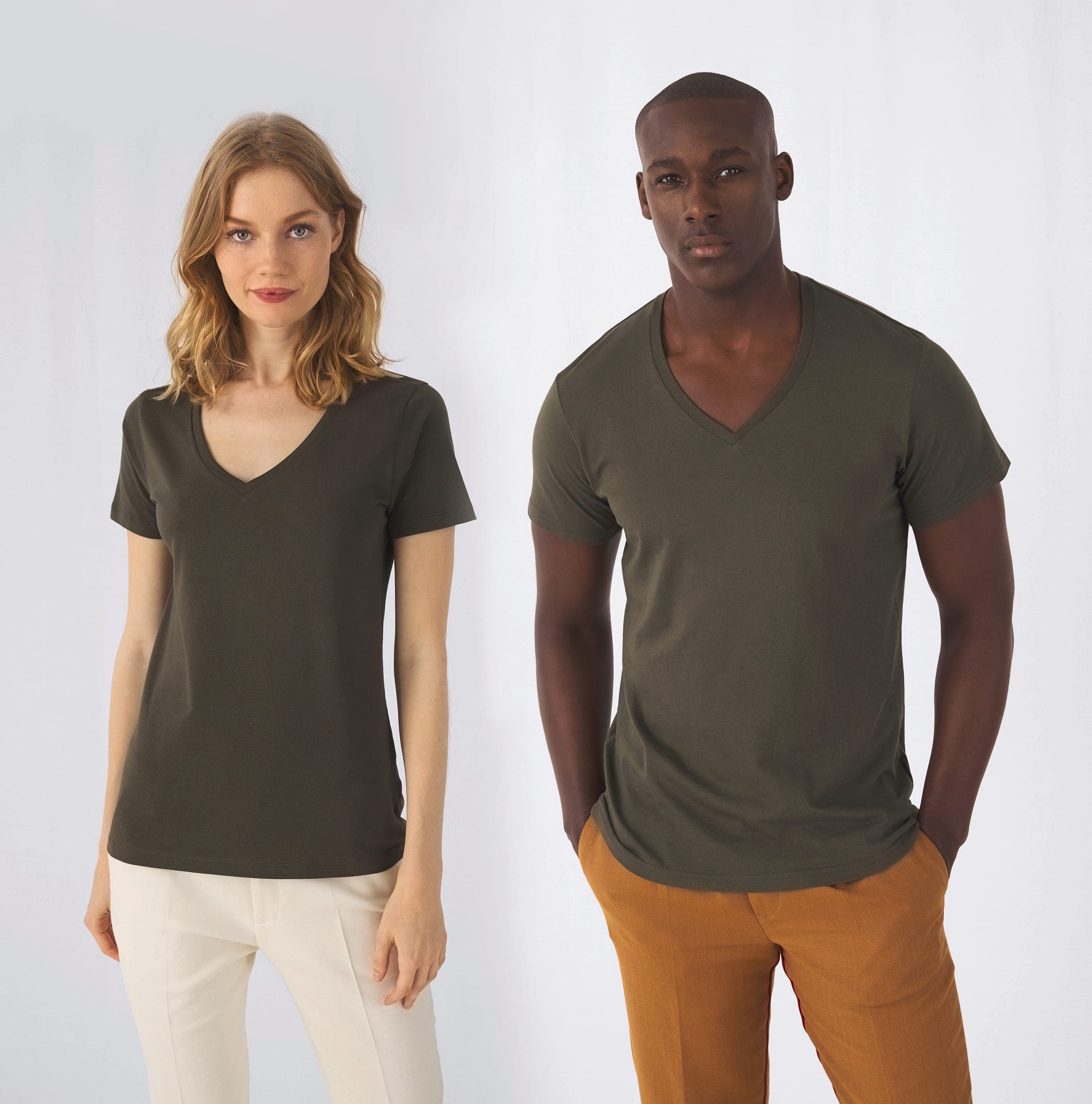 T-shirt Organic Inspire col V Femme en situation