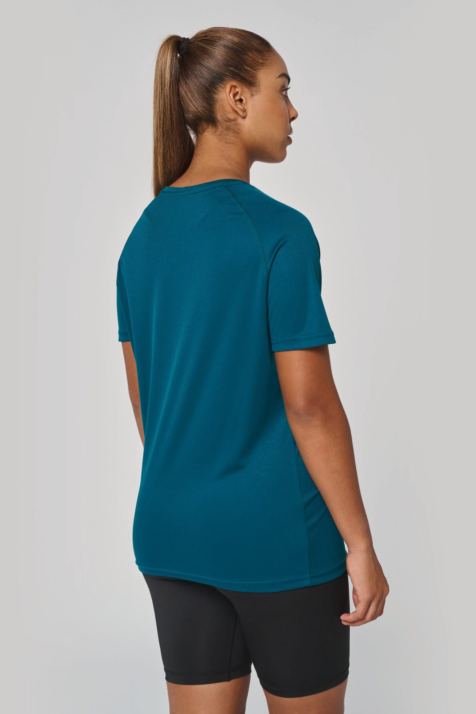 T-shirt de sport à col rond recyclé femme en situation