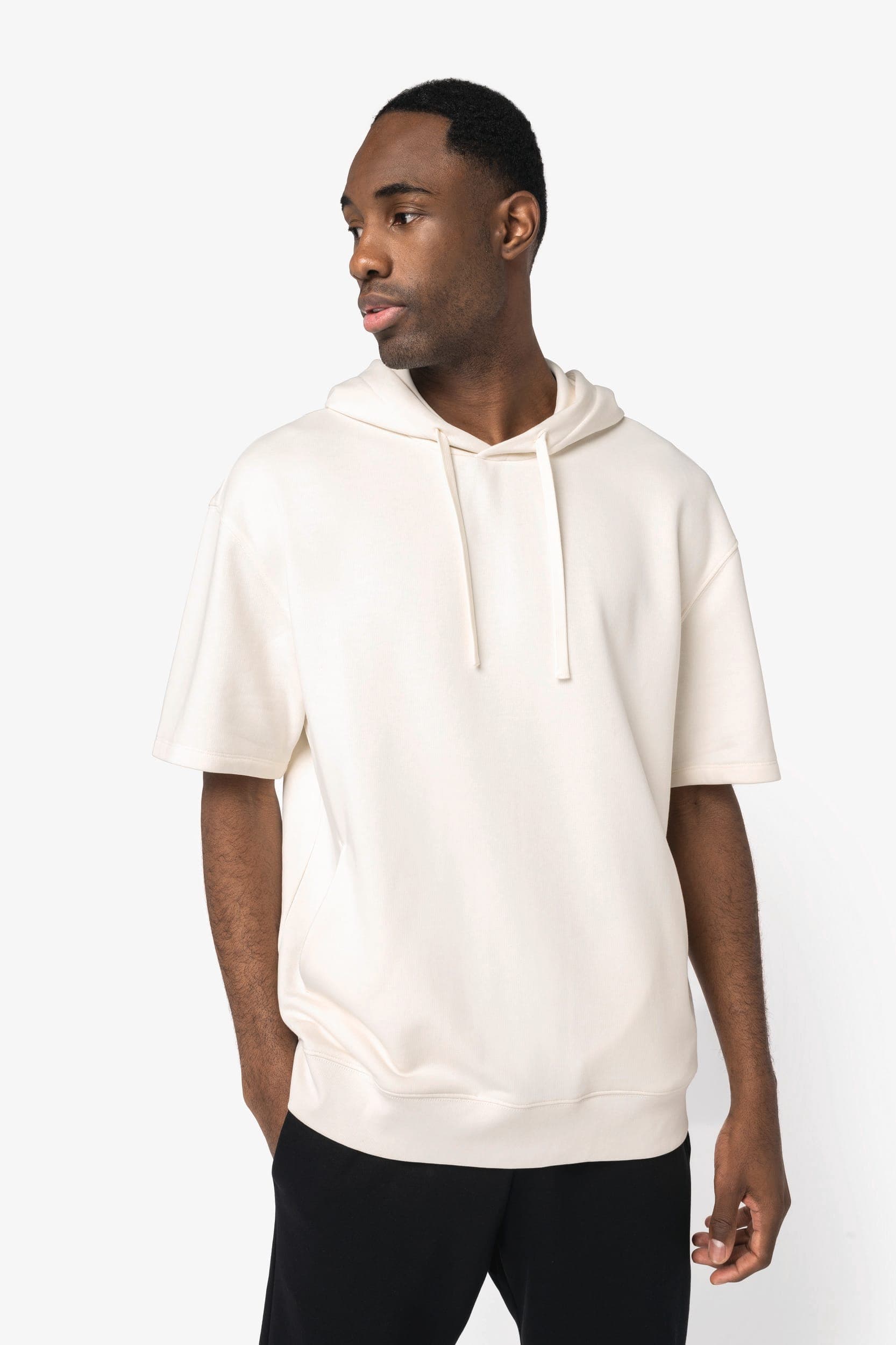 Sweat-shirt écoresponsable à capuche à épaules tombantes manches courtes French Terry unisexe en situation